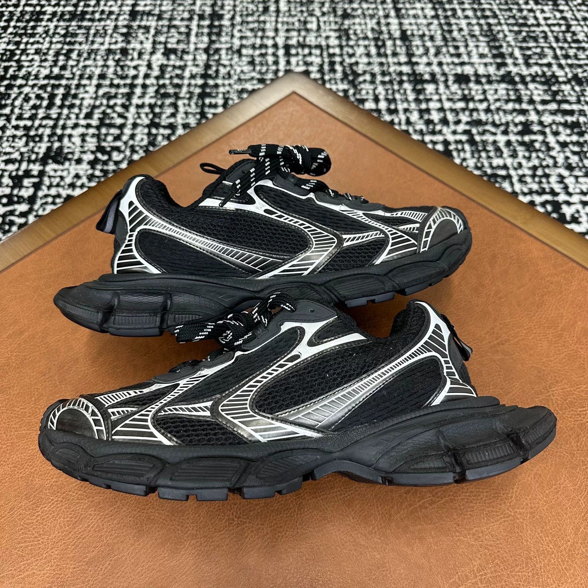 Balenciaga Balenciaga Distressed Silver Lowtop Sneakers 10 Men Size US 10 / EU 43 - 5 Thumbnail