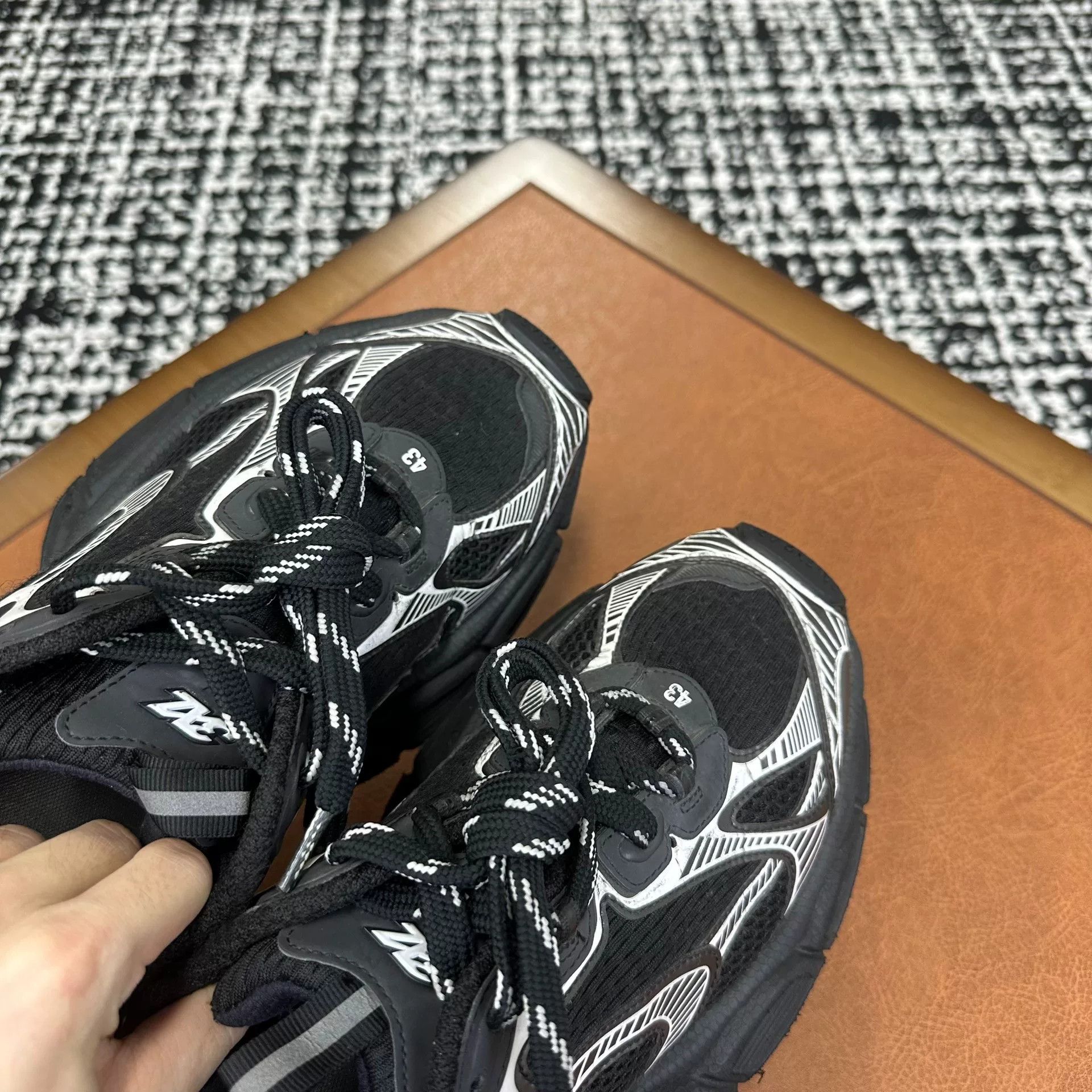 Balenciaga Balenciaga Distressed Silver Lowtop Sneakers 10 Men Size US 10 / EU 43 - 7 Thumbnail