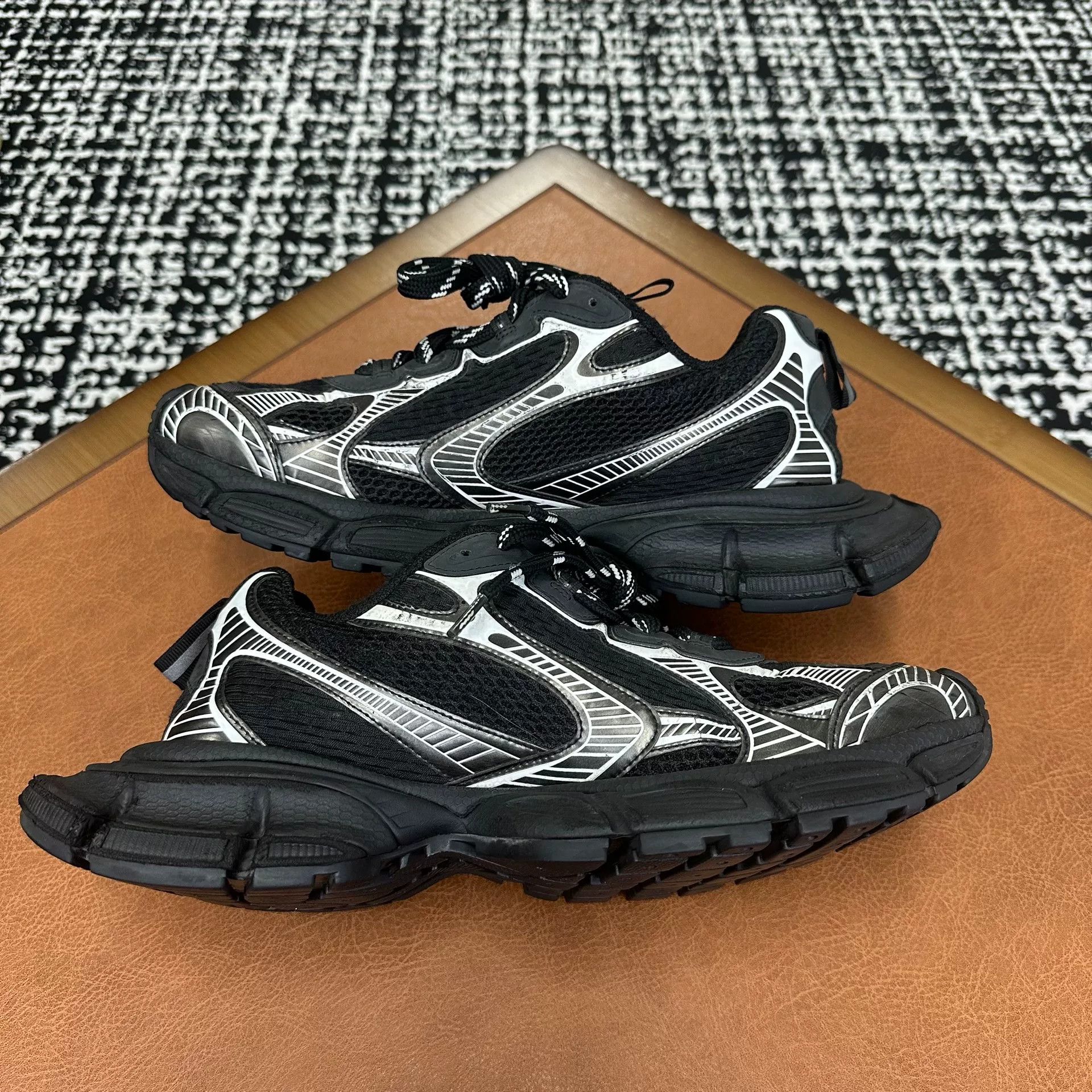 Balenciaga Balenciaga Distressed Silver Lowtop Sneakers 10 Men Size US 10 / EU 43 - 6 Thumbnail