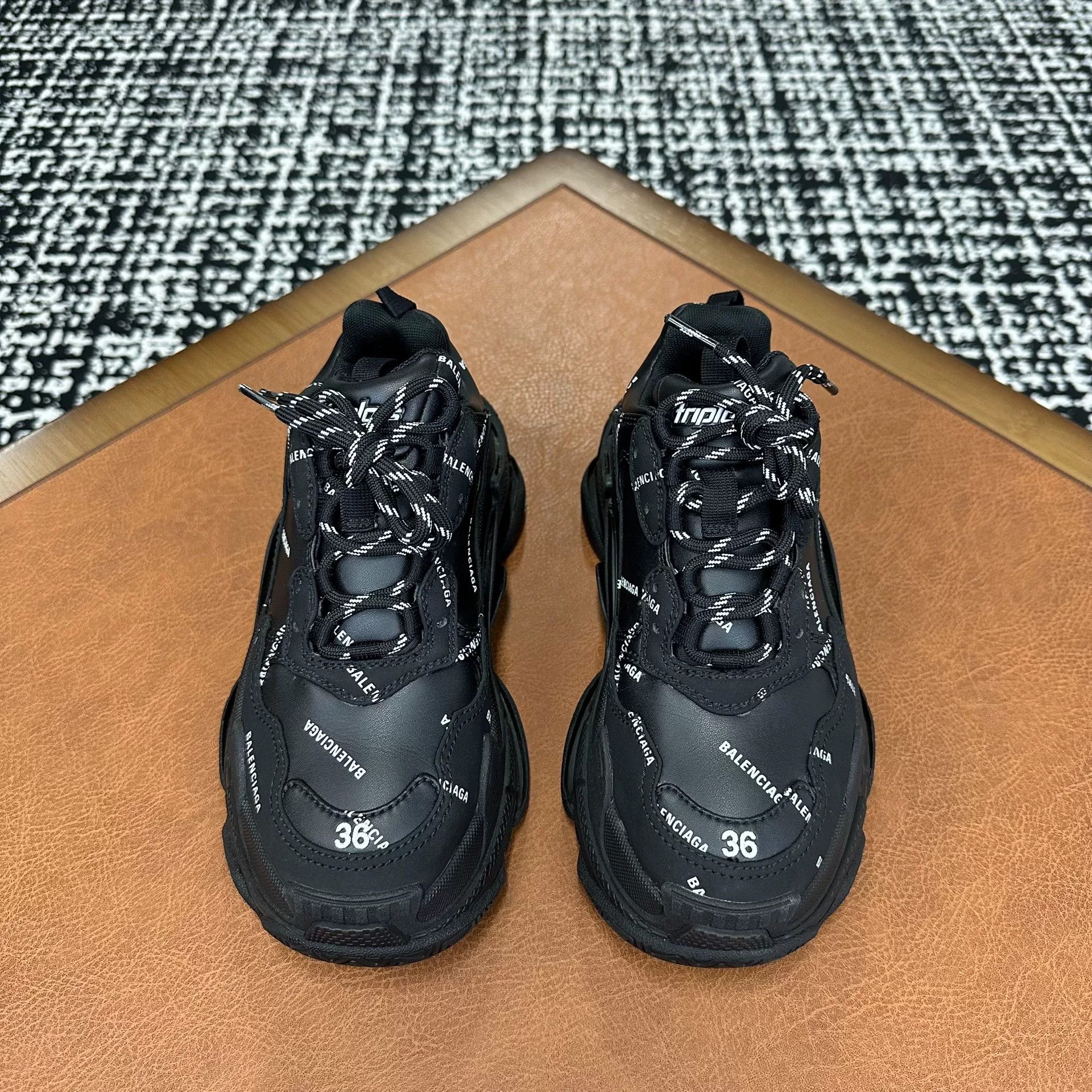 Balenciaga Balenciaga Black Lowtop Sneakers it_36 Women Size US 6 / IT 36 - 2 Thumbnail