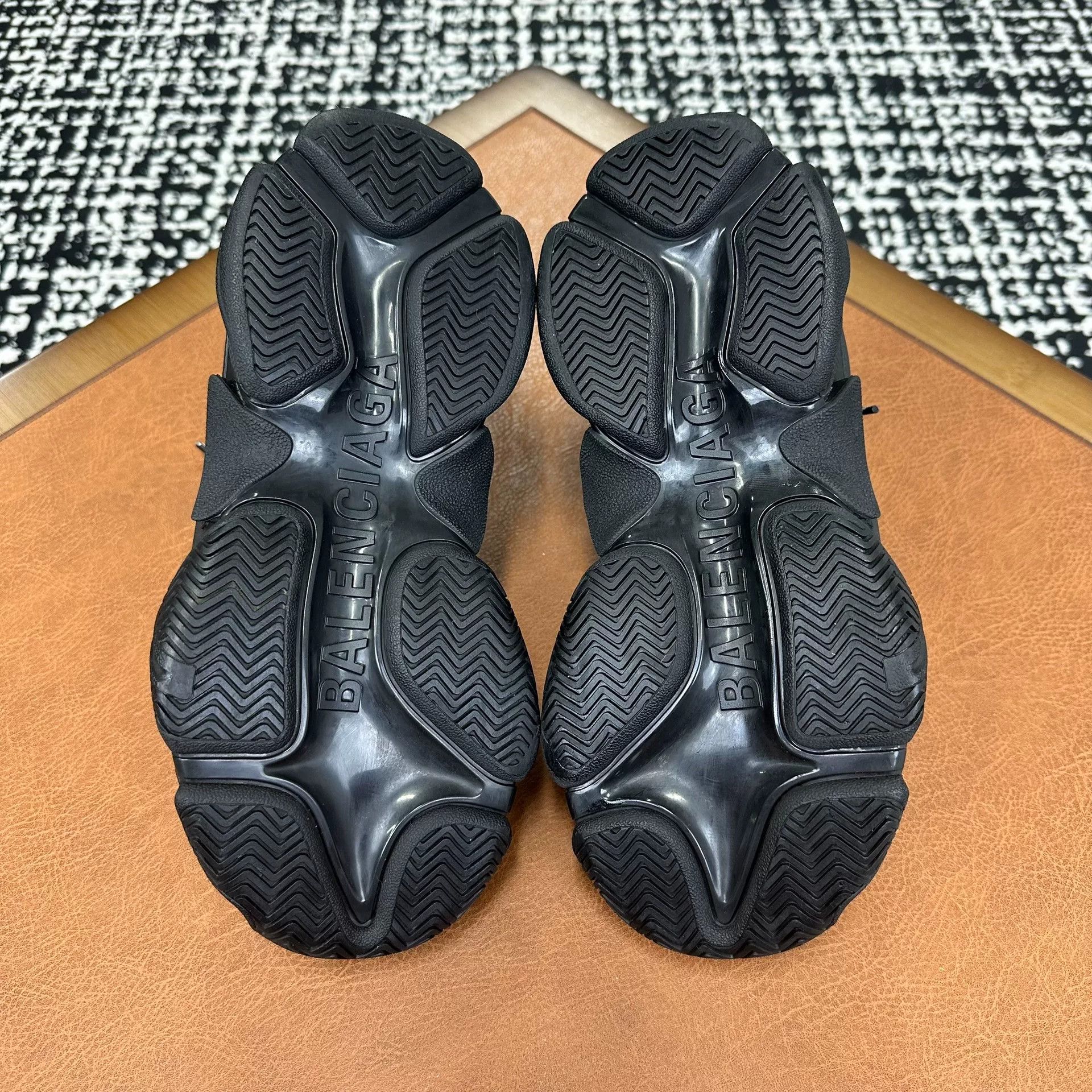 Balenciaga Balenciaga Black Lowtop Sneakers it_36 Women Size US 6 / IT 36 - 7 Thumbnail