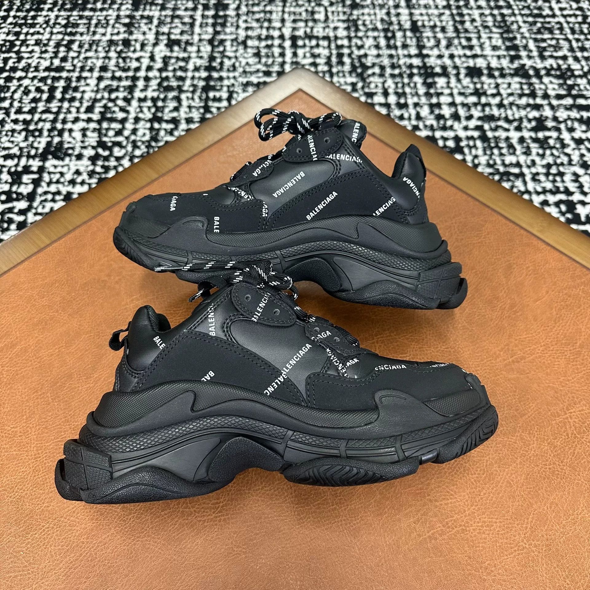 Balenciaga Balenciaga Black Lowtop Sneakers it_36 Women Size US 6 / IT 36 - 6 Thumbnail