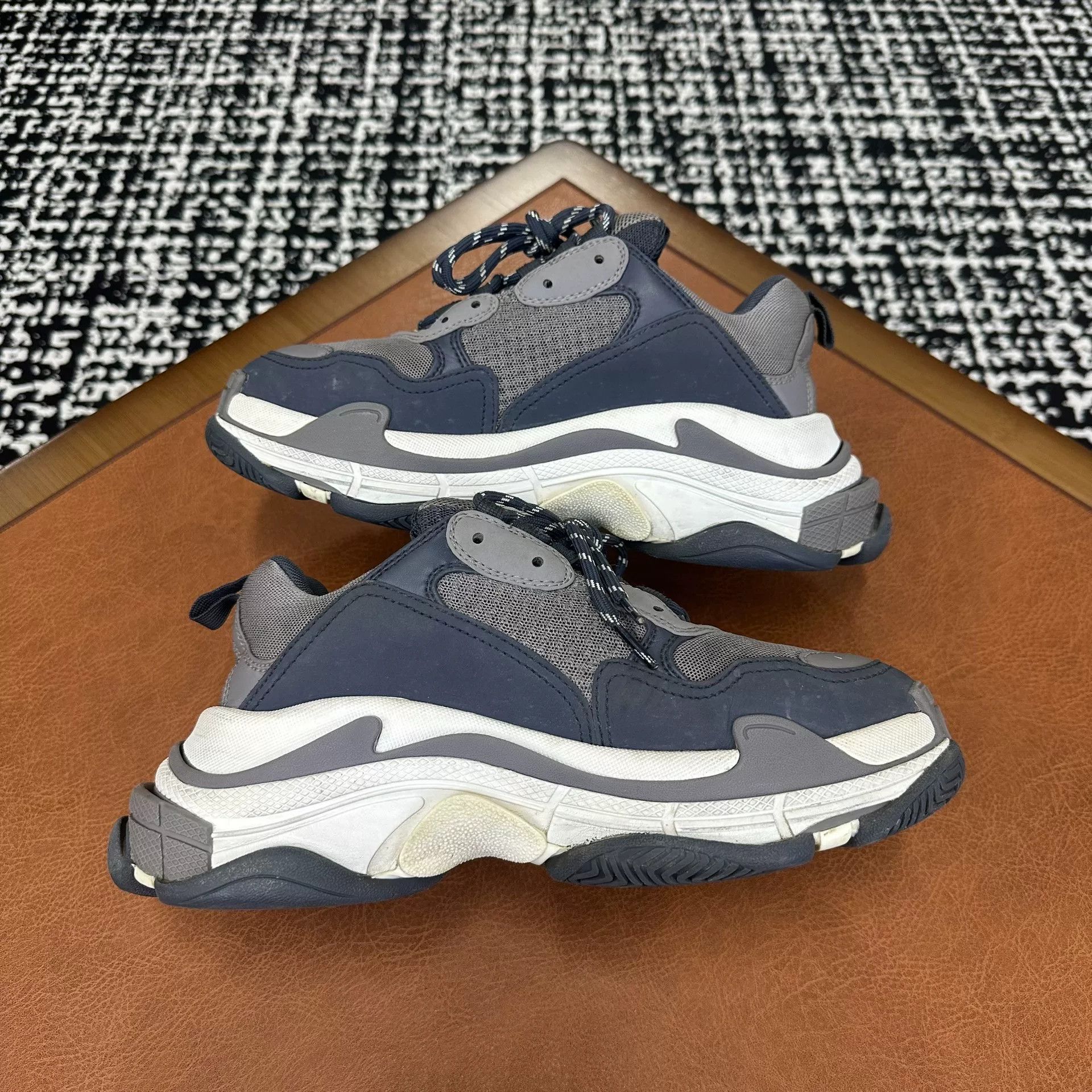 Balenciaga Balenciaga Blue Lowtop Sneakers 6 Men Size US 6 / EU 39 - 8 Thumbnail