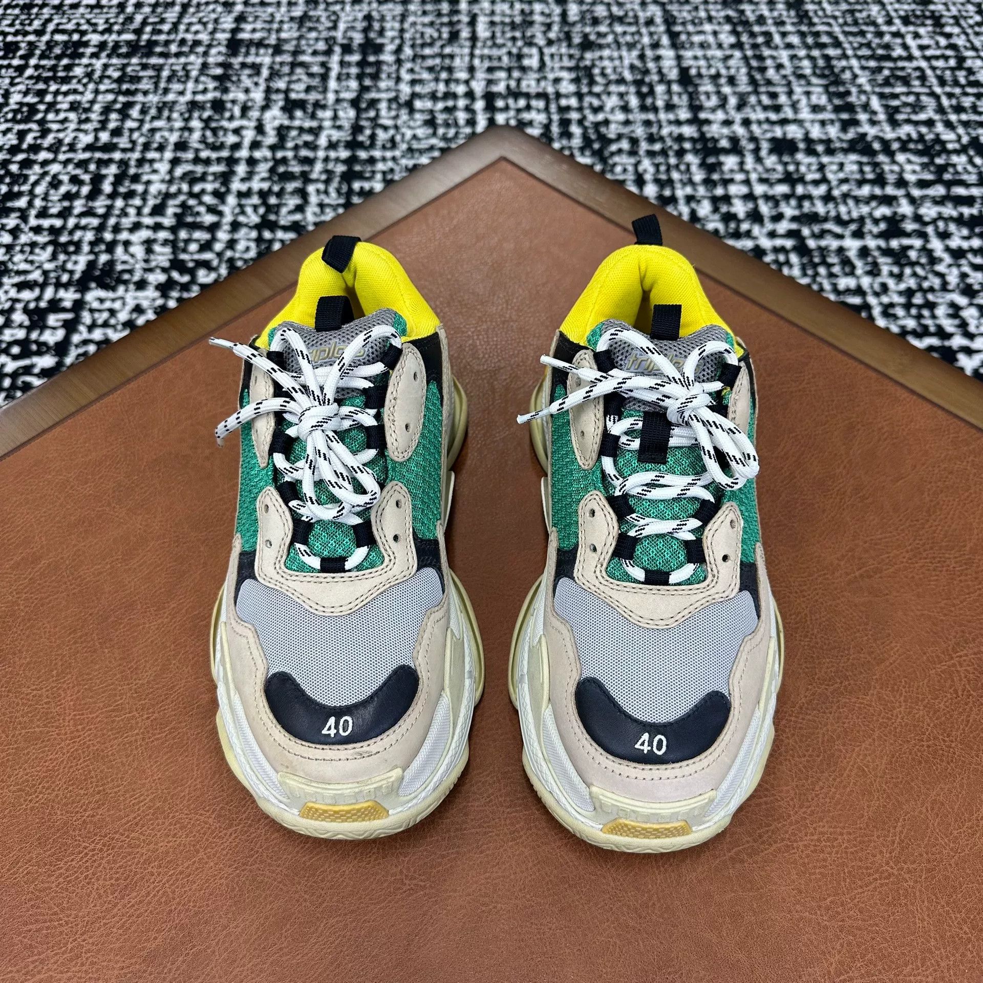 Balenciaga Balenciaga Yellow Lowtop Sneakers 7 Men Size US 7 / EU 40 - 2 Thumbnail