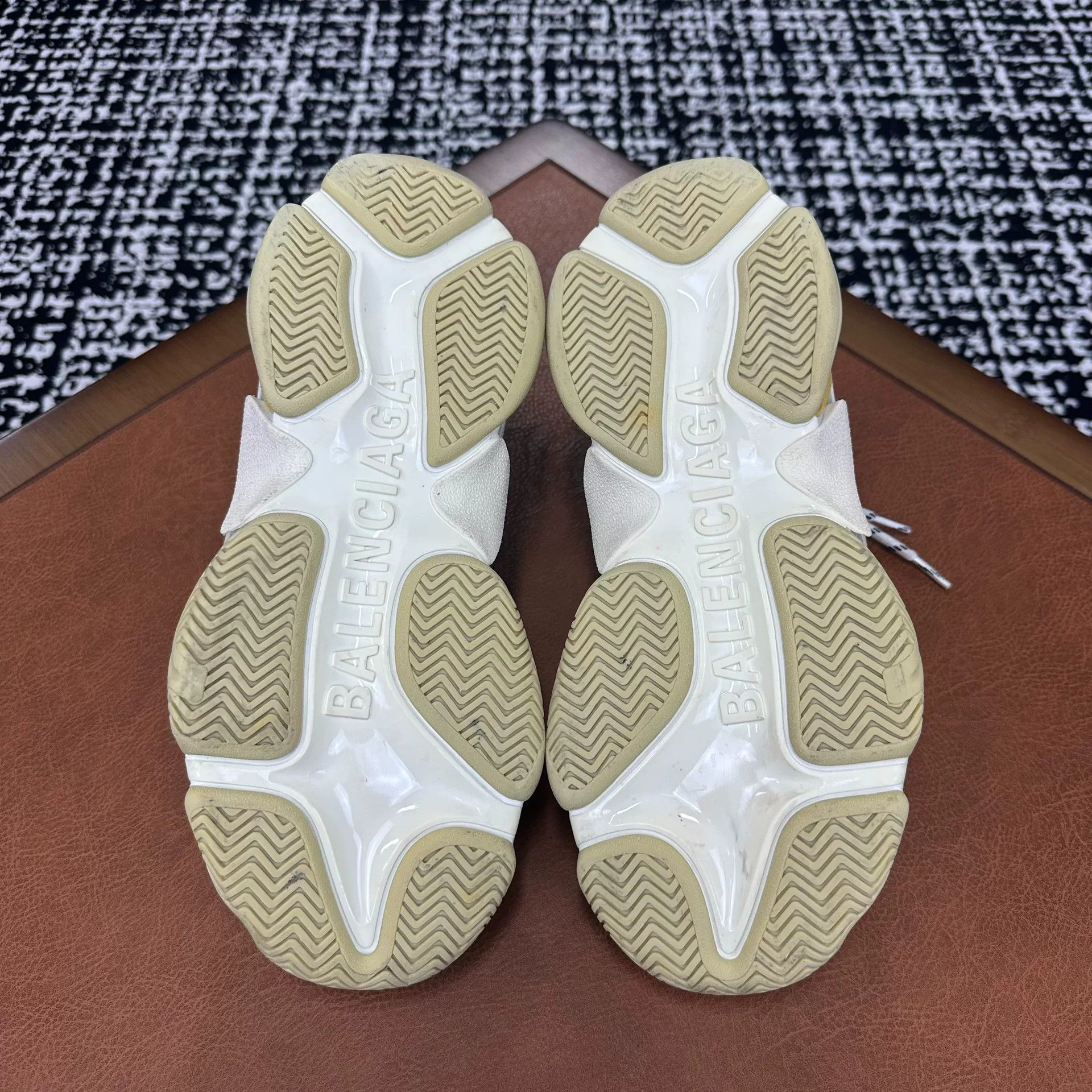 Balenciaga Balenciaga Yellow Lowtop Sneakers 7 Men Size US 7 / EU 40 - 9 Thumbnail
