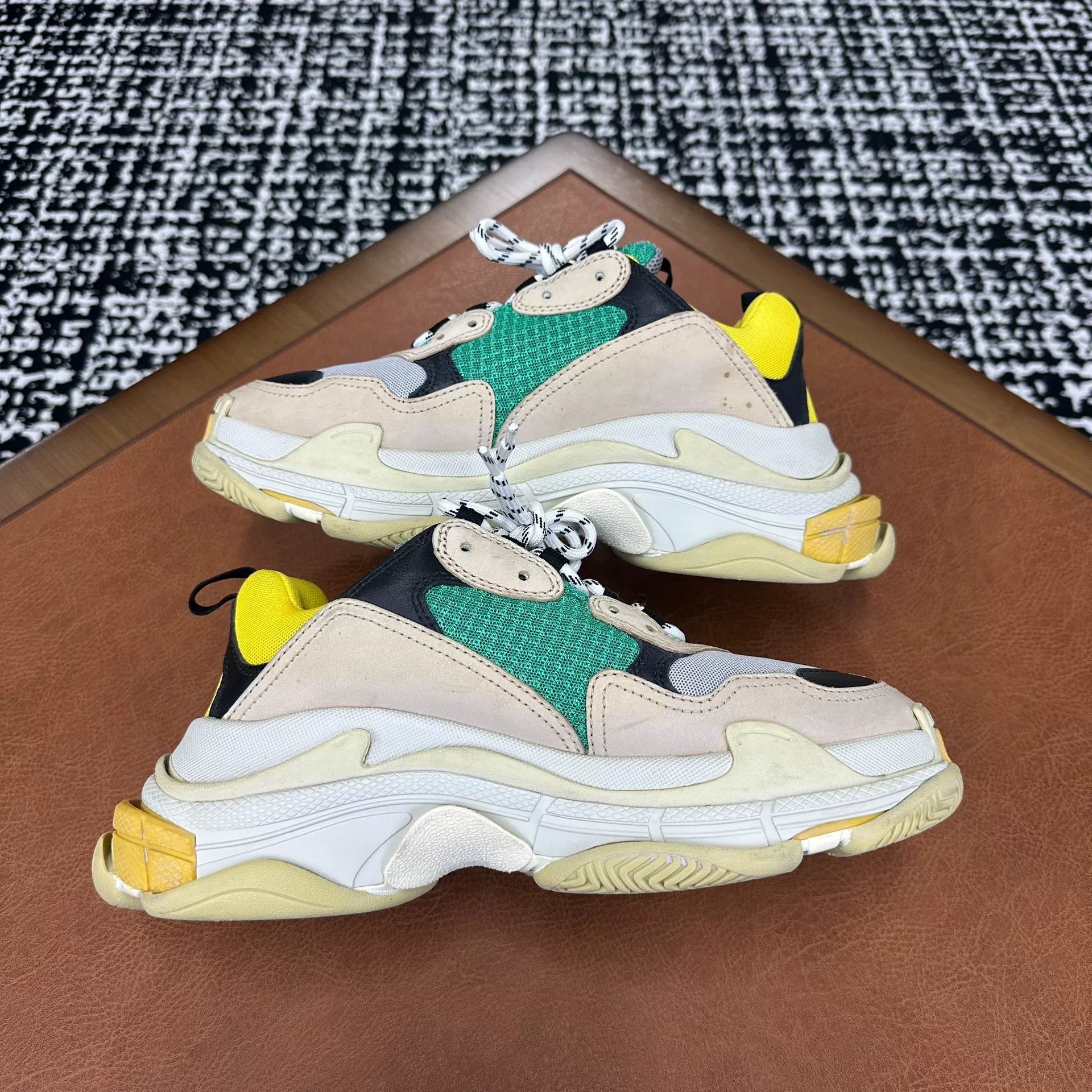 Balenciaga Balenciaga Yellow Lowtop Sneakers 7 Men Size US 7 / EU 40 - 8 Thumbnail