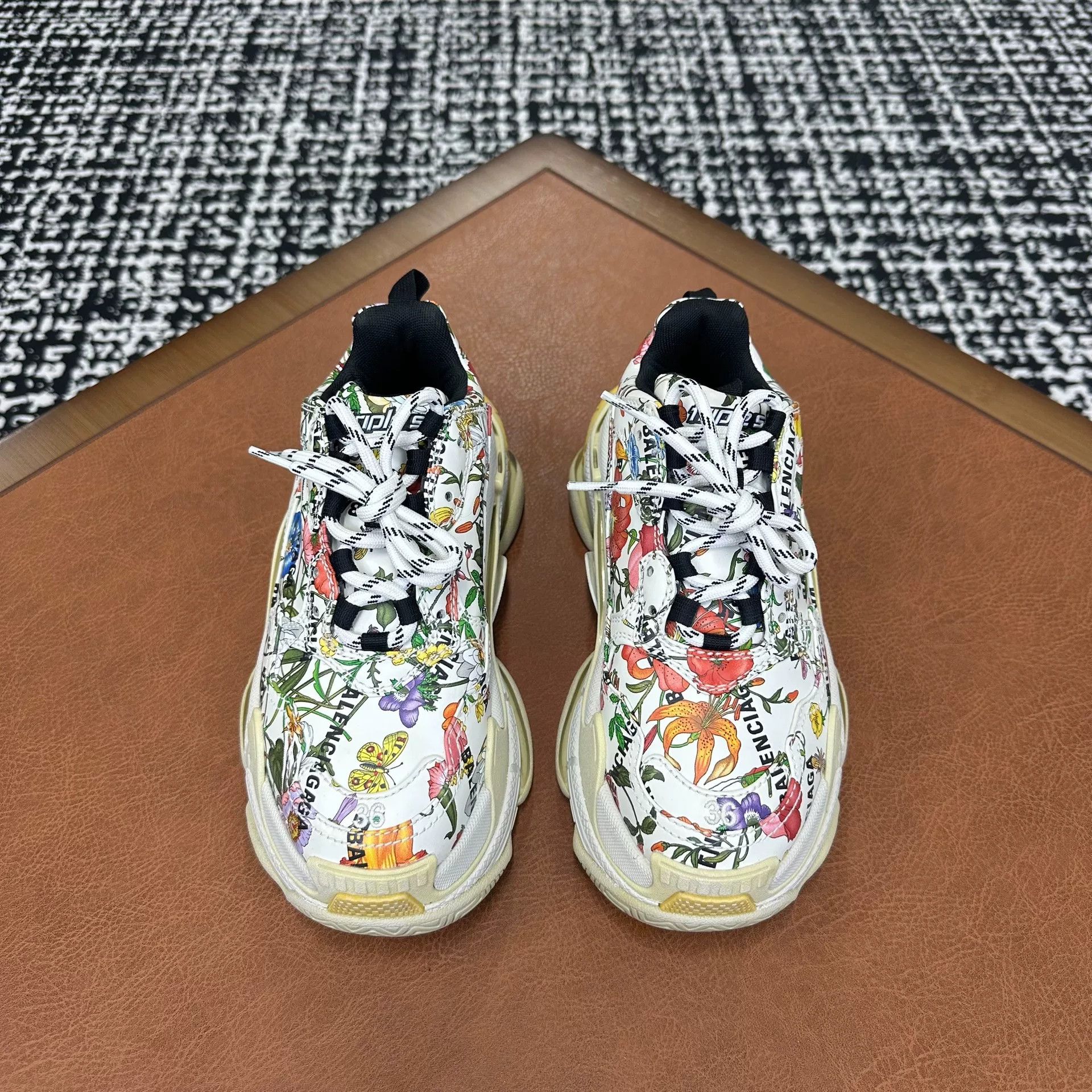 Balenciaga Balenciaga White Lowtop Sneakers it_36 Women Size US 6 / IT 36 - 2 Thumbnail