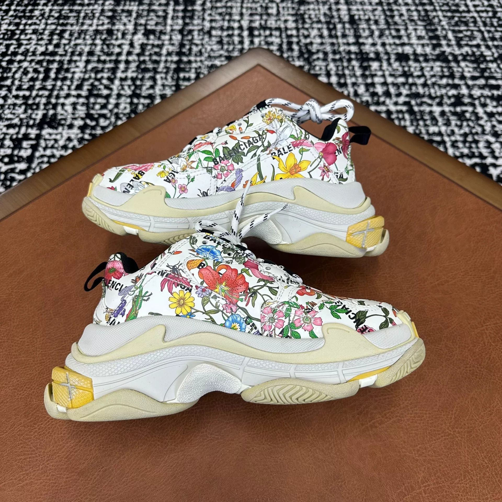 Balenciaga Balenciaga White Lowtop Sneakers it_36 Women Size US 6 / IT 36 - 7 Thumbnail