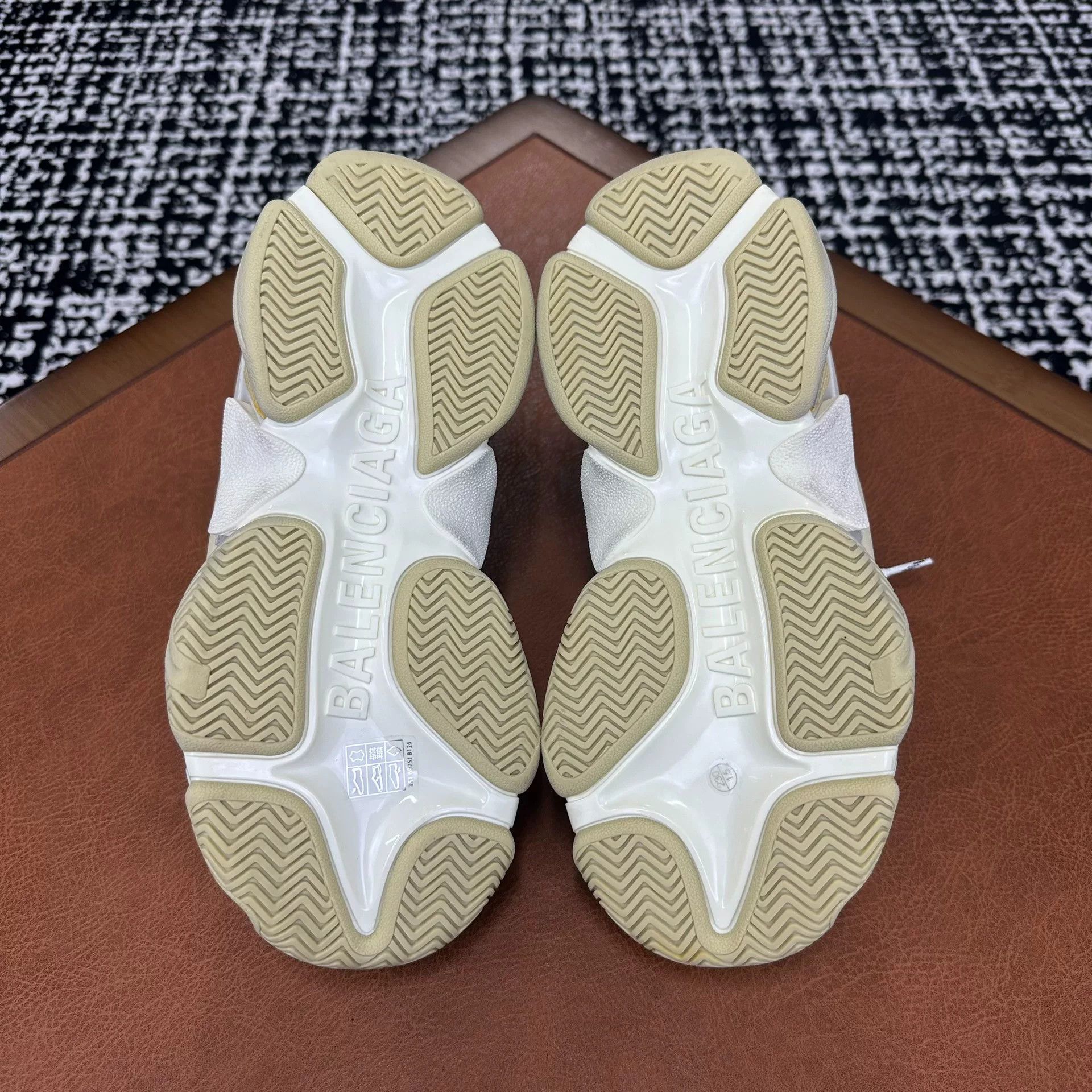 Balenciaga Balenciaga White Lowtop Sneakers it_36 Women Size US 6 / IT 36 - 9 Thumbnail
