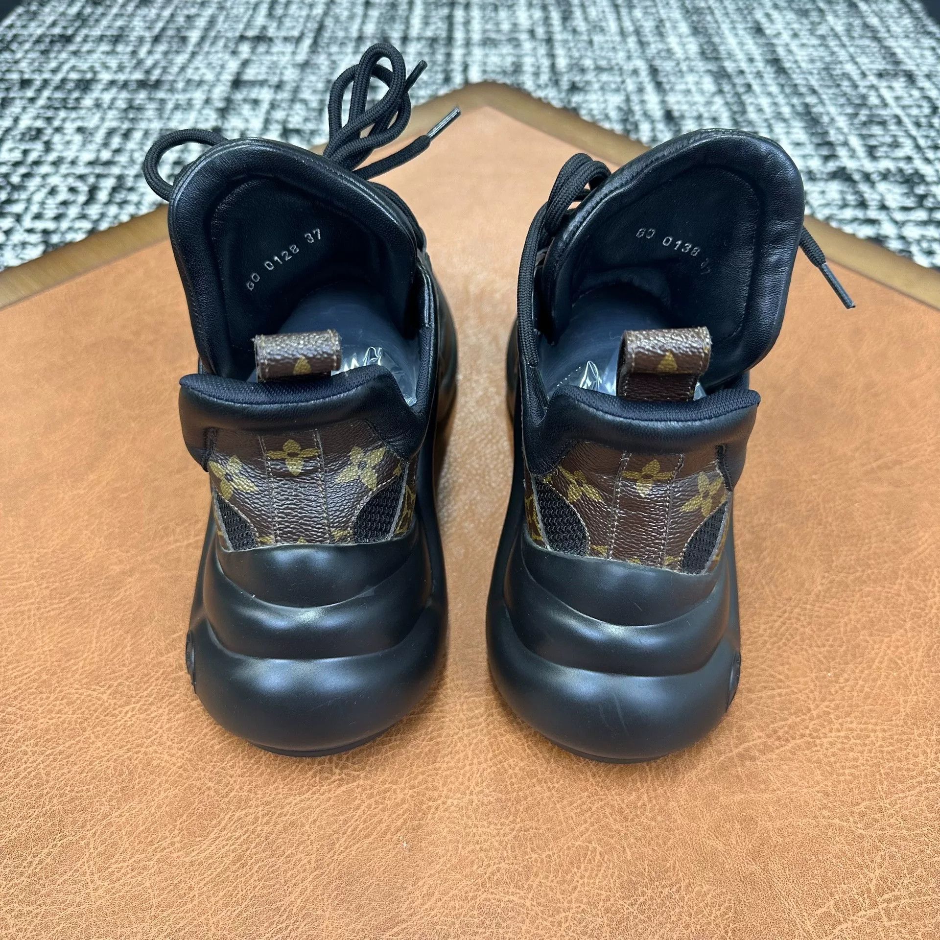 Louis Vuitton Louis Vuitton Black Lowtop Sneakers it_37 Women Size US 7 / IT 37 - 4 Thumbnail