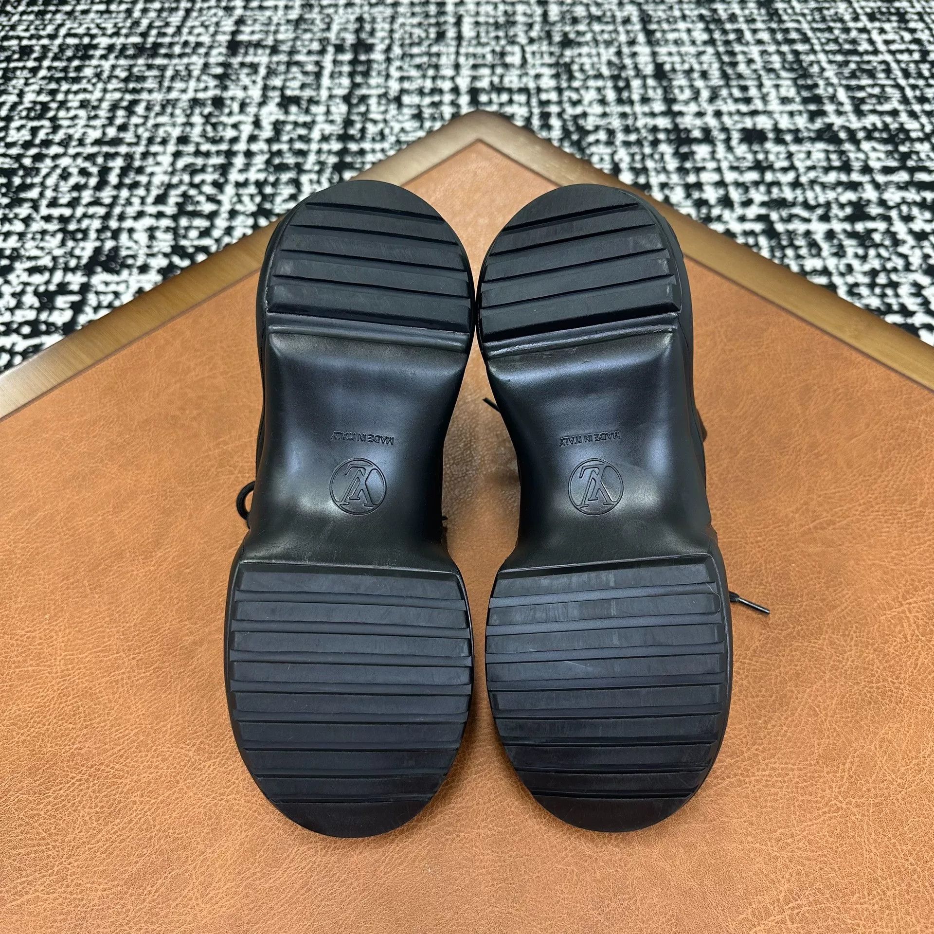 Louis Vuitton Louis Vuitton Black Lowtop Sneakers it_37 Women Size US 7 / IT 37 - 7 Thumbnail