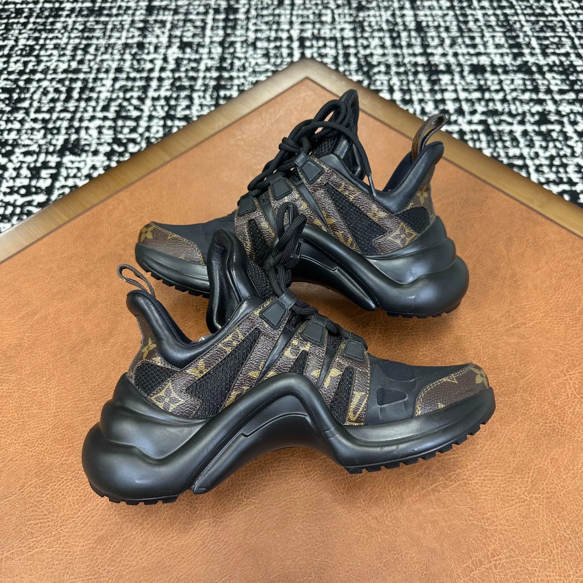 Louis Vuitton Louis Vuitton Black Lowtop Sneakers it_37 Women Size US 7 / IT 37 - 6 Thumbnail