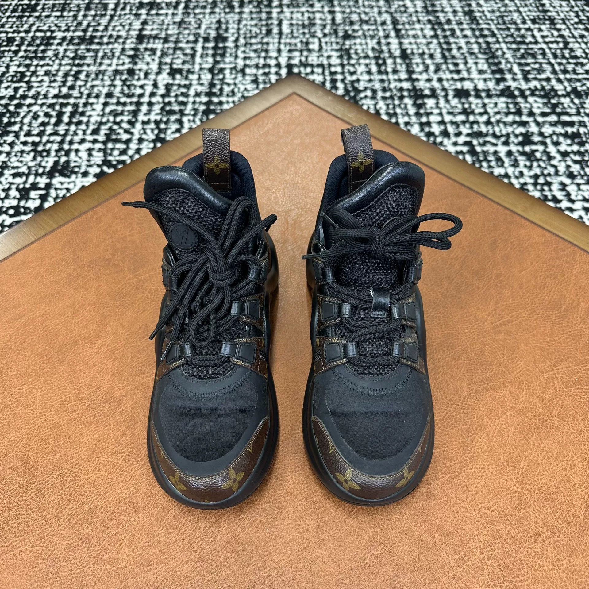 Louis Vuitton Louis Vuitton Black Lowtop Sneakers it_37 Women Size US 7 / IT 37 - 2 Thumbnail