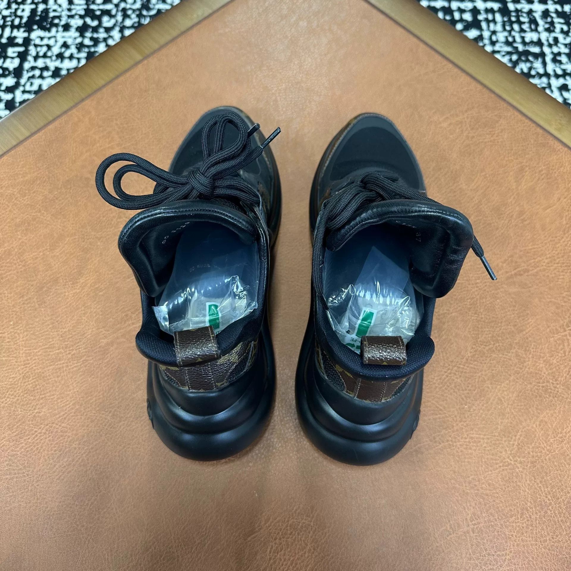 Louis Vuitton Louis Vuitton Black Lowtop Sneakers it_37 Women Size US 7 / IT 37 - 3 Thumbnail