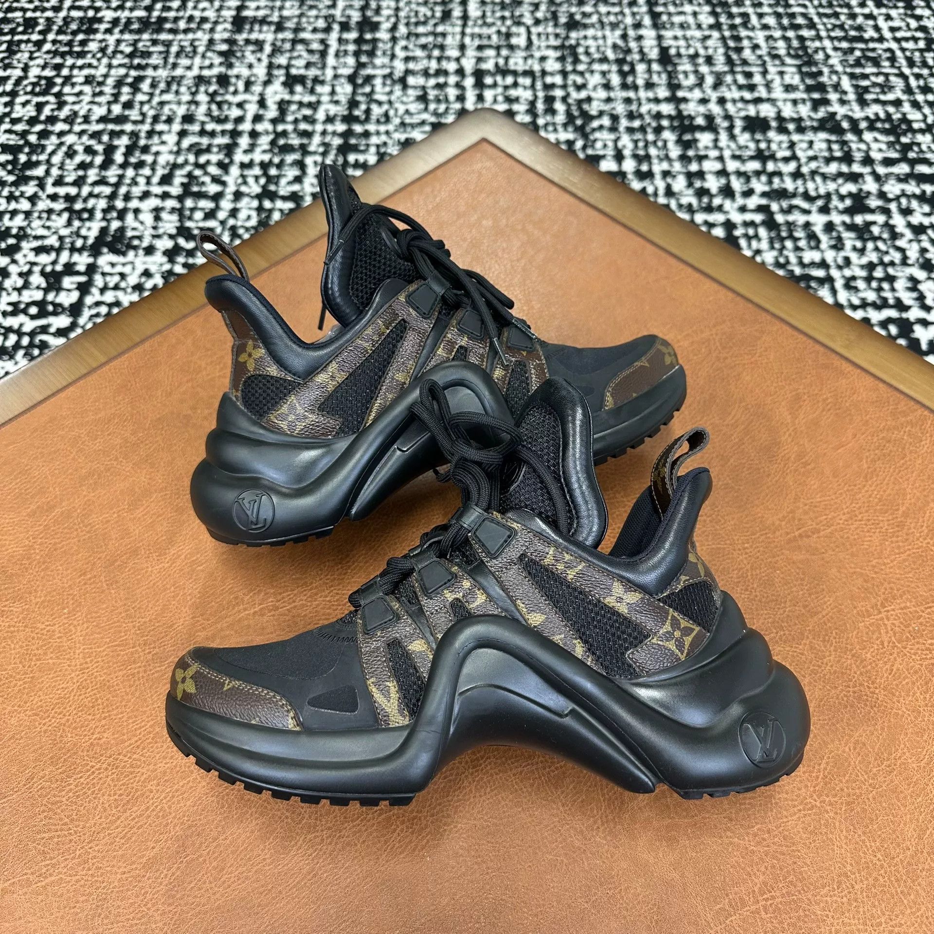 Louis Vuitton Louis Vuitton Black Lowtop Sneakers it_37 Women Size US 7 / IT 37 - 5 Thumbnail