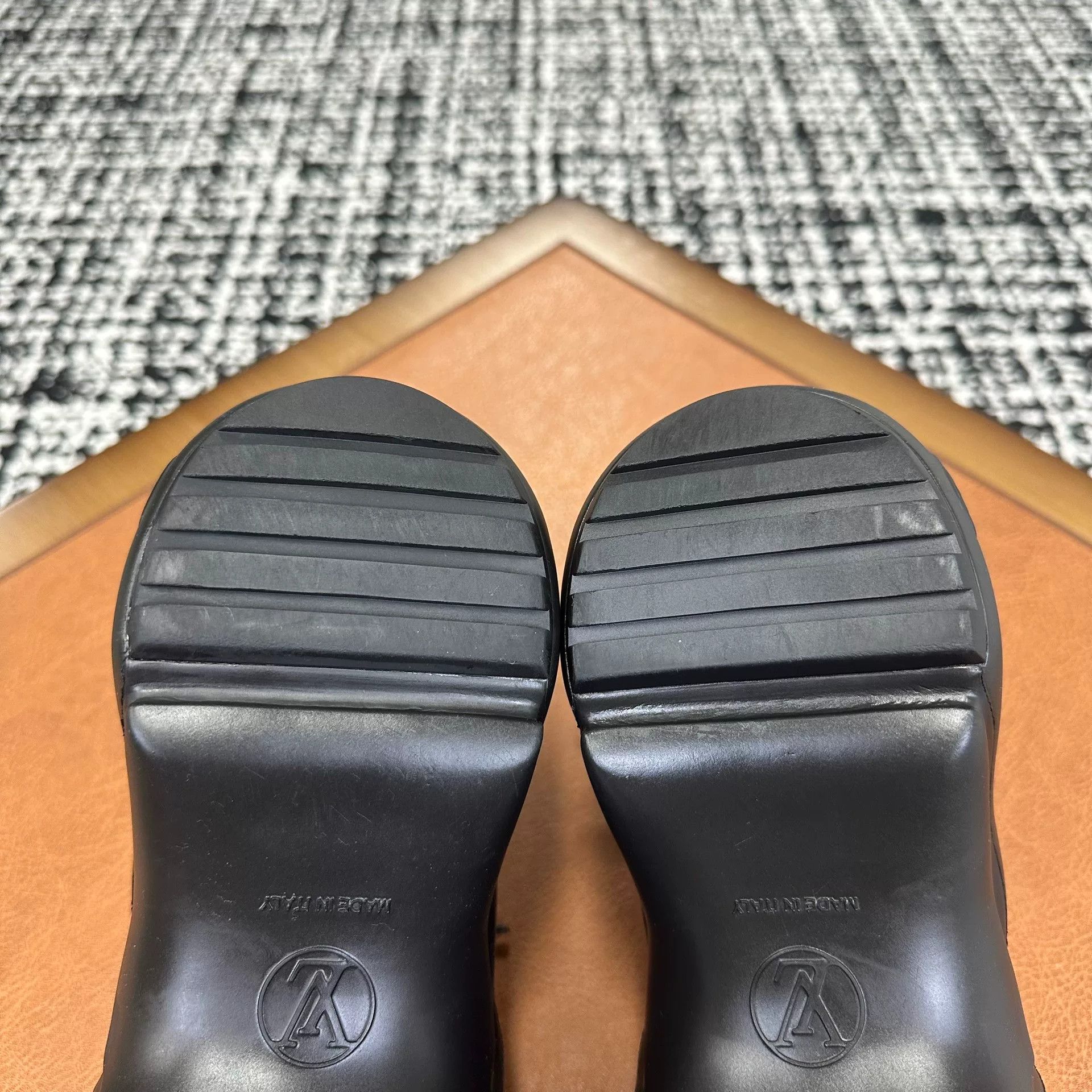 Louis Vuitton Louis Vuitton Black Lowtop Sneakers it_37 Women Size US 7 / IT 37 - 9 Thumbnail