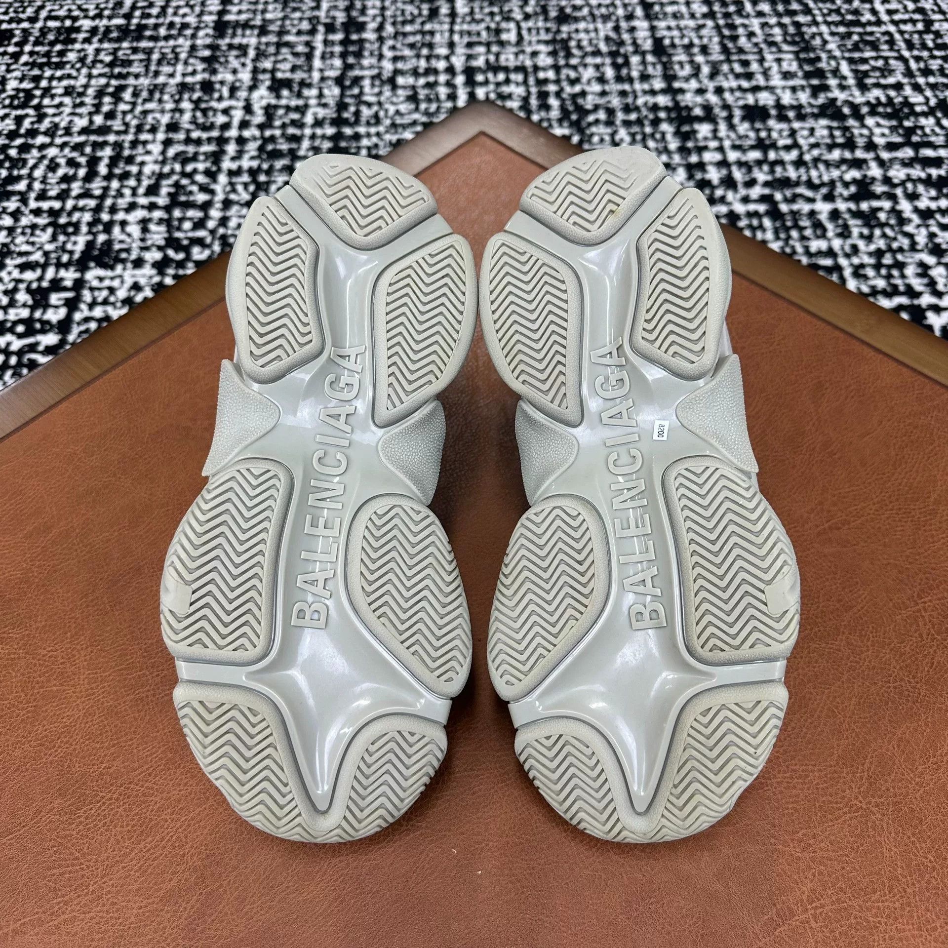 Balenciaga Balenciaga Lowtop Sneakers it_38 Women Size US 8 / IT 38 - 8 Thumbnail