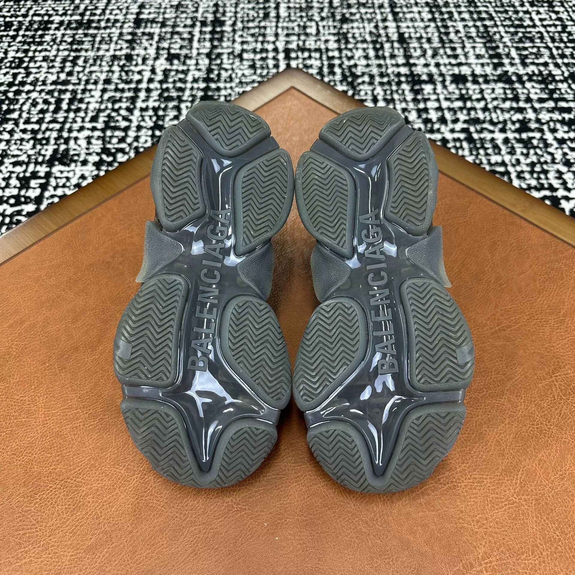 Balenciaga Balenciaga Black Lowtop Sneakers it_36 Women Size US 6 / IT 36 - 7 Thumbnail