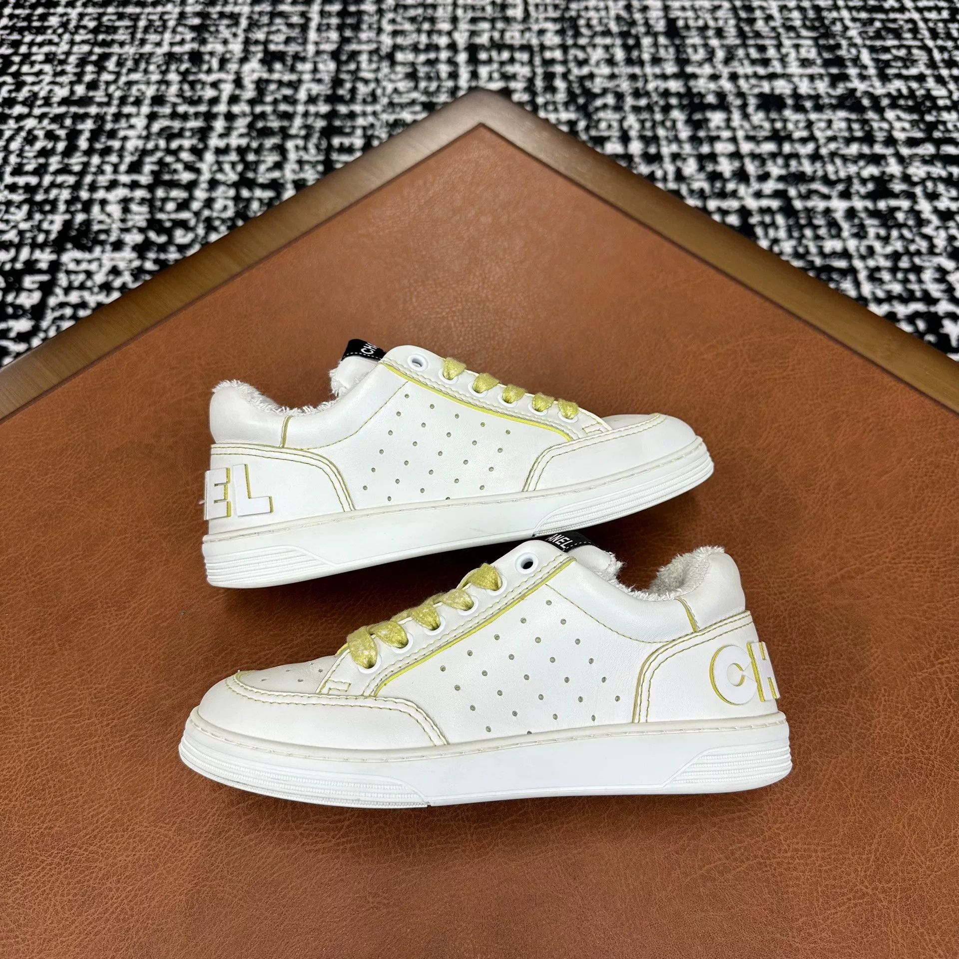 Chanel Chanel Retro Yellow Lowtop Sneakers it_35 Women Size US 5 / IT 35 - 6 Thumbnail
