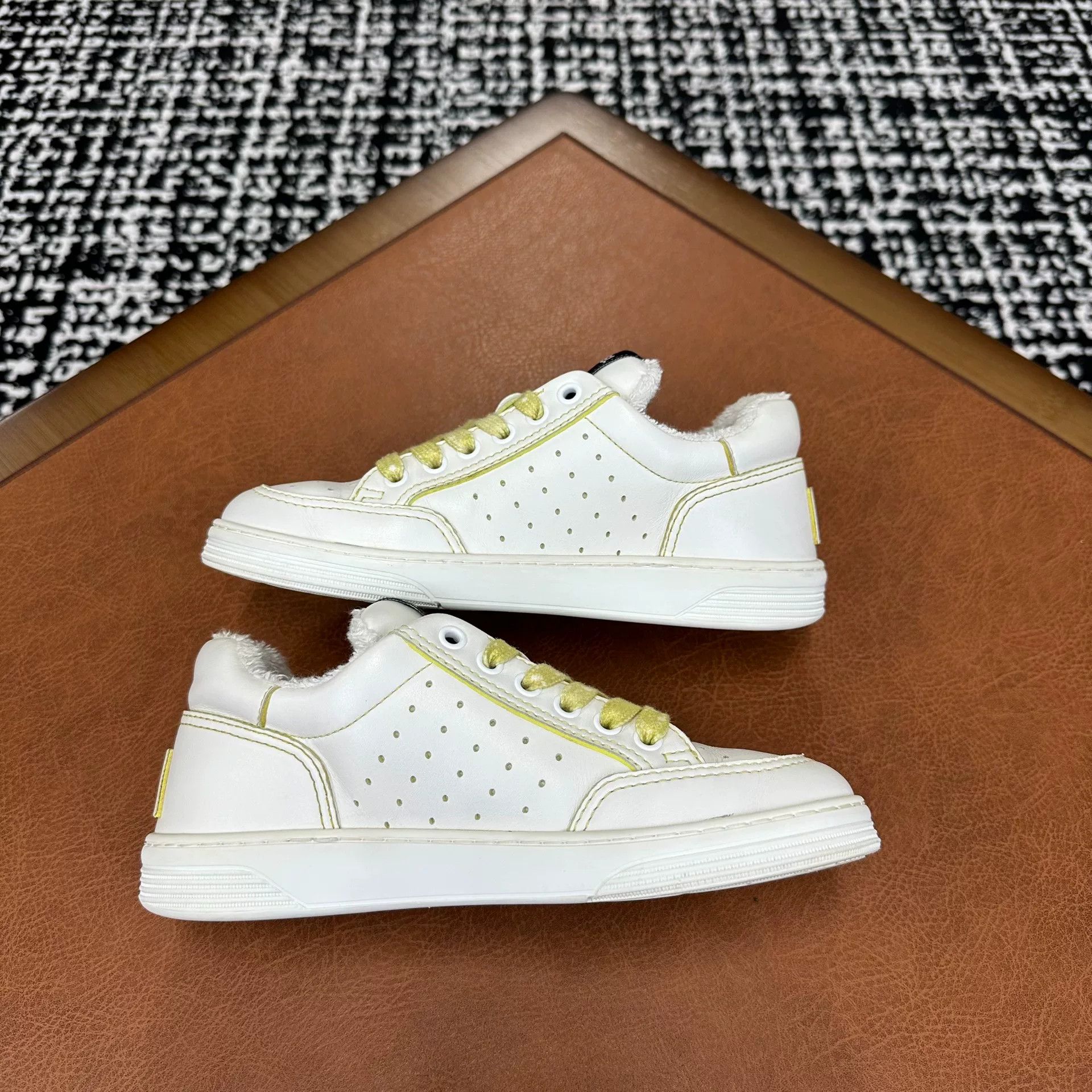 Chanel Chanel Retro Yellow Lowtop Sneakers it_35 Women Size US 5 / IT 35 - 7 Thumbnail