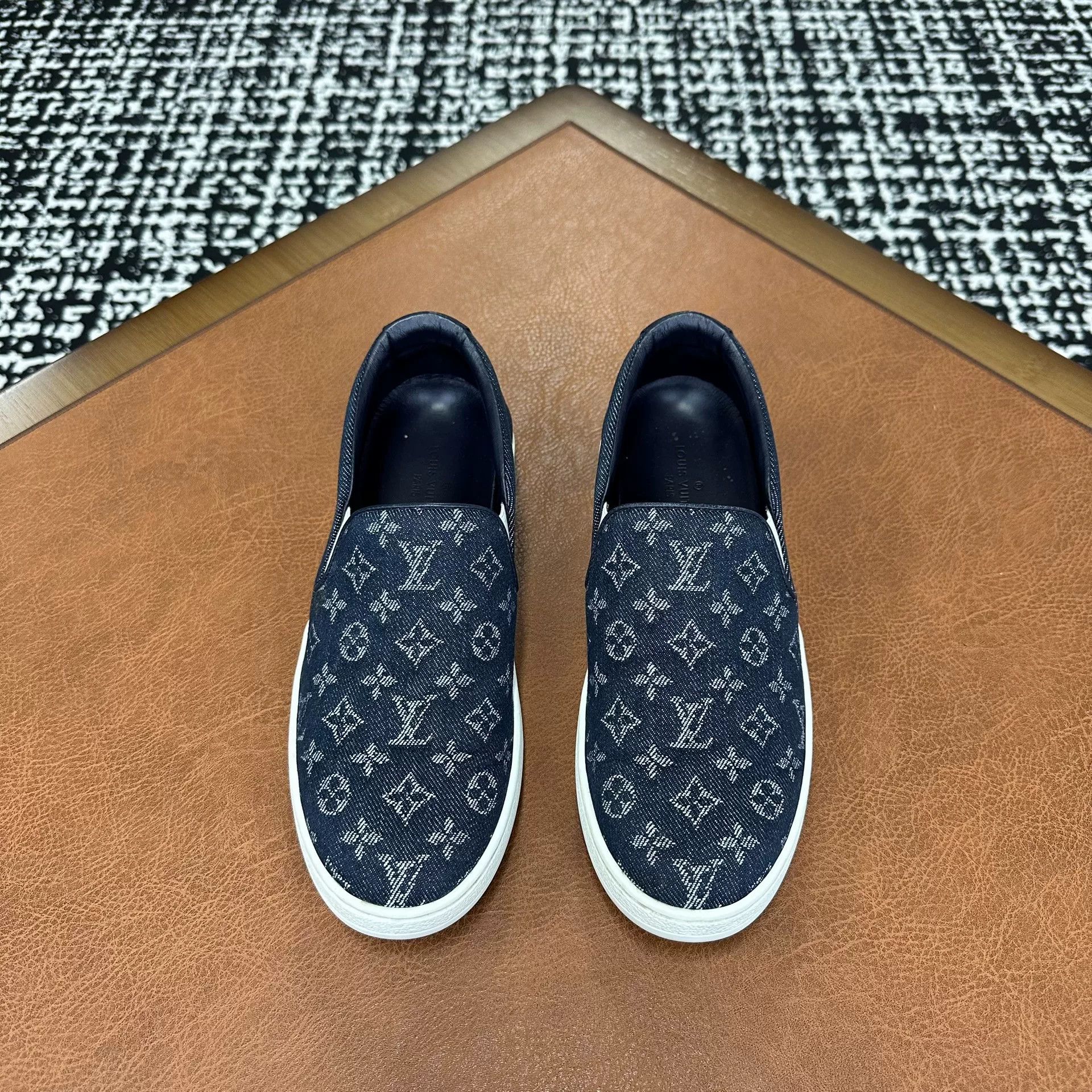 Louis Vuitton Louis Vuitton Canvas Denim Lowtop Sneakers it_37 Women Size US 7 / IT 37 - 2 Thumbnail