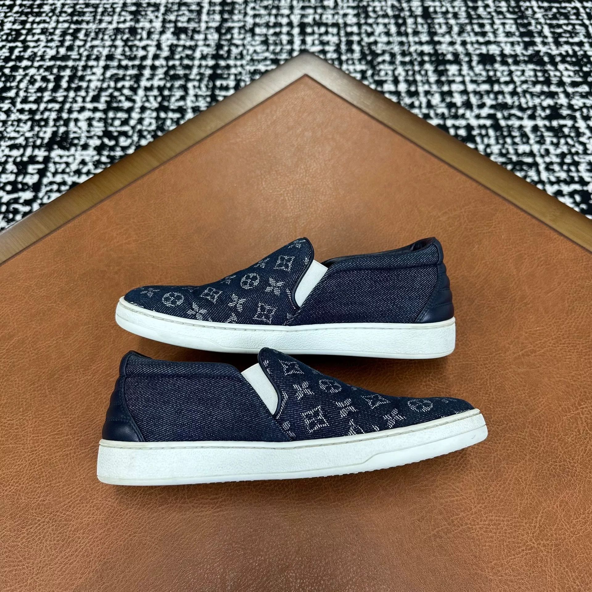 Louis Vuitton Louis Vuitton Canvas Denim Lowtop Sneakers it_37 Women Size US 7 / IT 37 - 7 Thumbnail