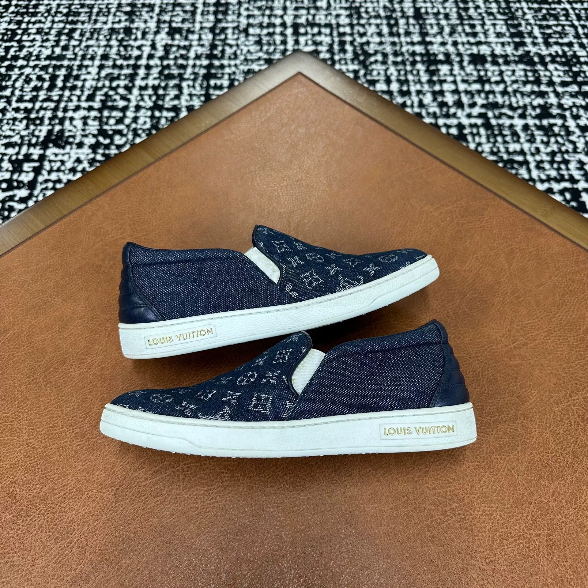 Louis Vuitton Louis Vuitton Canvas Denim Lowtop Sneakers it_37 Women Size US 7 / IT 37 - 6 Thumbnail