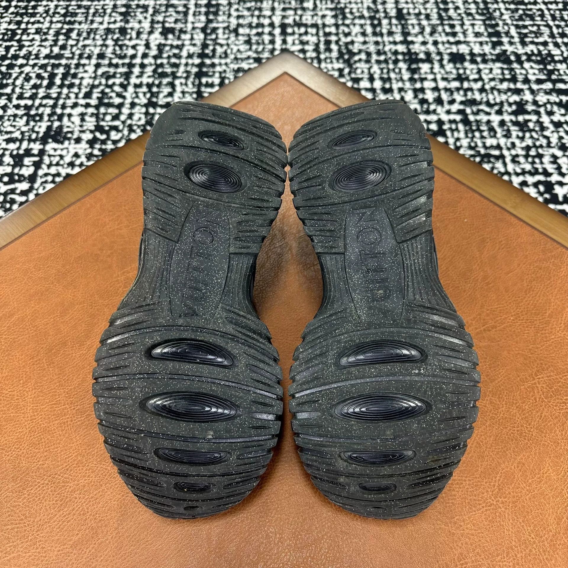 Louis Vuitton Louis Vuitton Lowtop Sneakers 8 Men Size US 8 / EU 41 - 8 Thumbnail