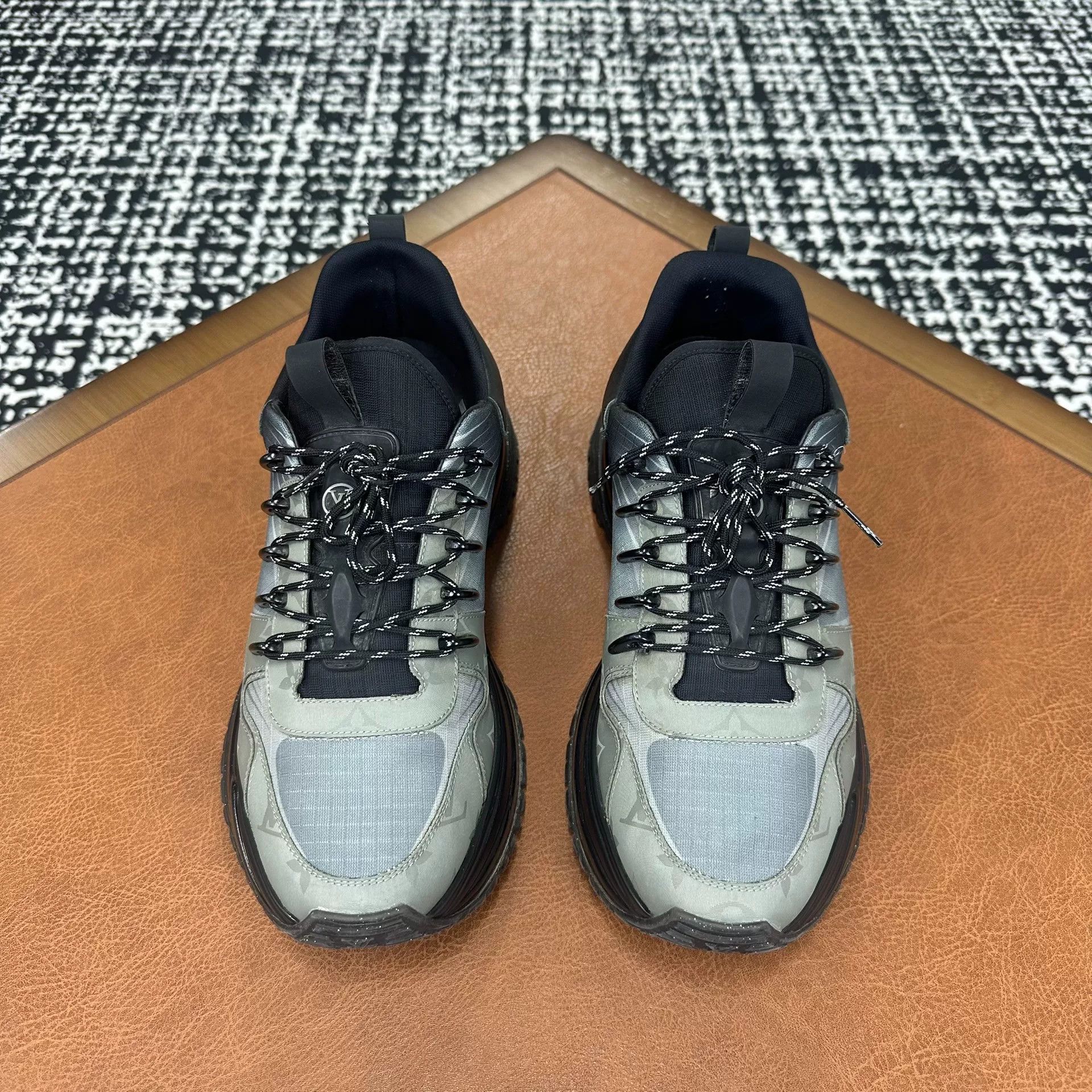 Louis Vuitton Louis Vuitton Lowtop Sneakers 8 Men Size US 8 / EU 41 - 3 Thumbnail