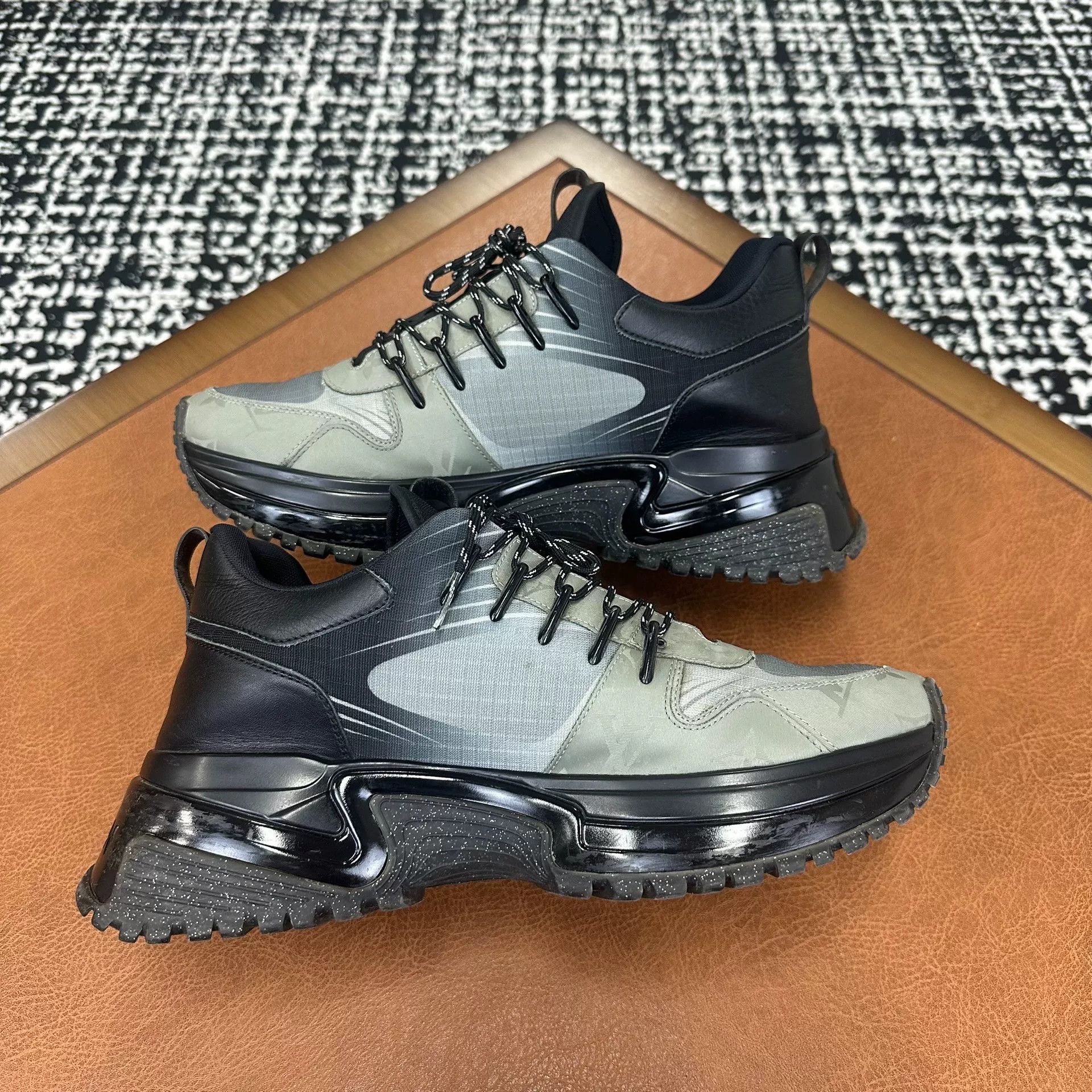 Louis Vuitton Louis Vuitton Lowtop Sneakers 8 Men Size US 8 / EU 41 - 7 Thumbnail