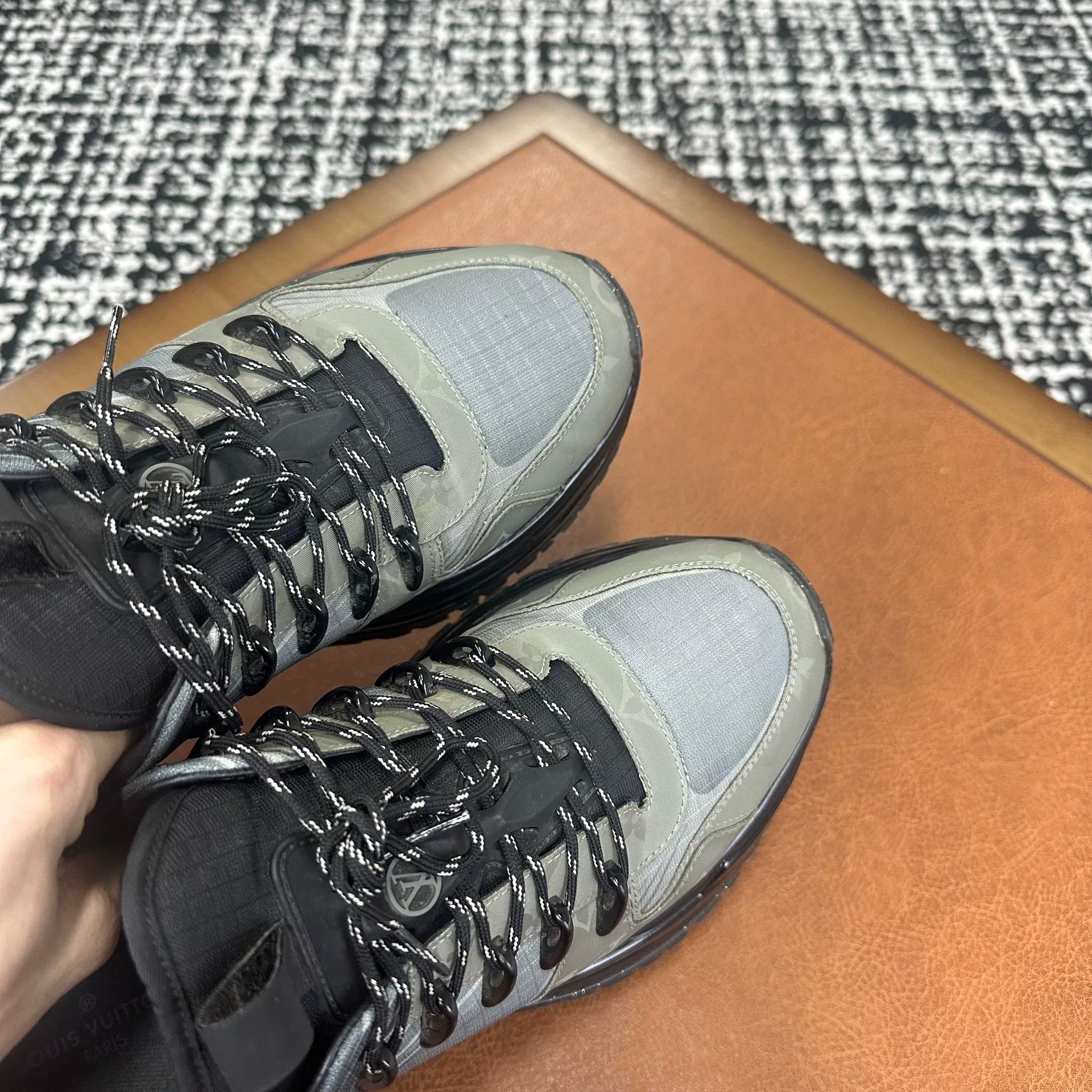Louis Vuitton Louis Vuitton Lowtop Sneakers 8 Men Size US 8 / EU 41 - 5 Thumbnail