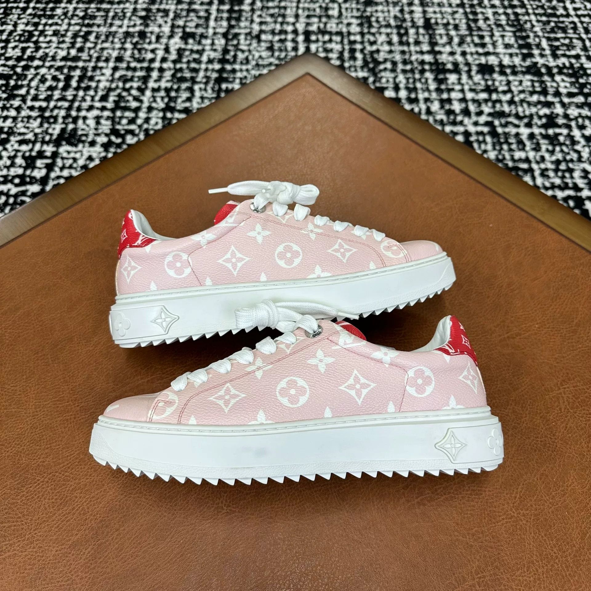 Louis Vuitton Louis Vuitton Lowtop Sneakers it_38-5 Women Size US 8.5 / IT 38.5 - 5 Thumbnail