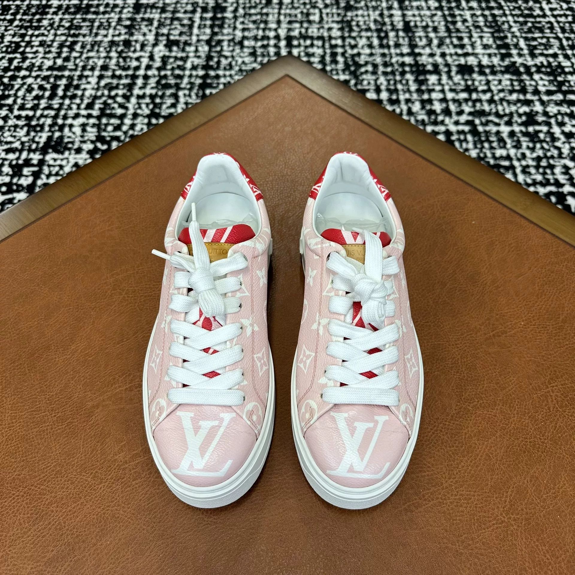 Louis Vuitton Louis Vuitton Lowtop Sneakers it_38-5 Women Size US 8.5 / IT 38.5 - 2 Thumbnail