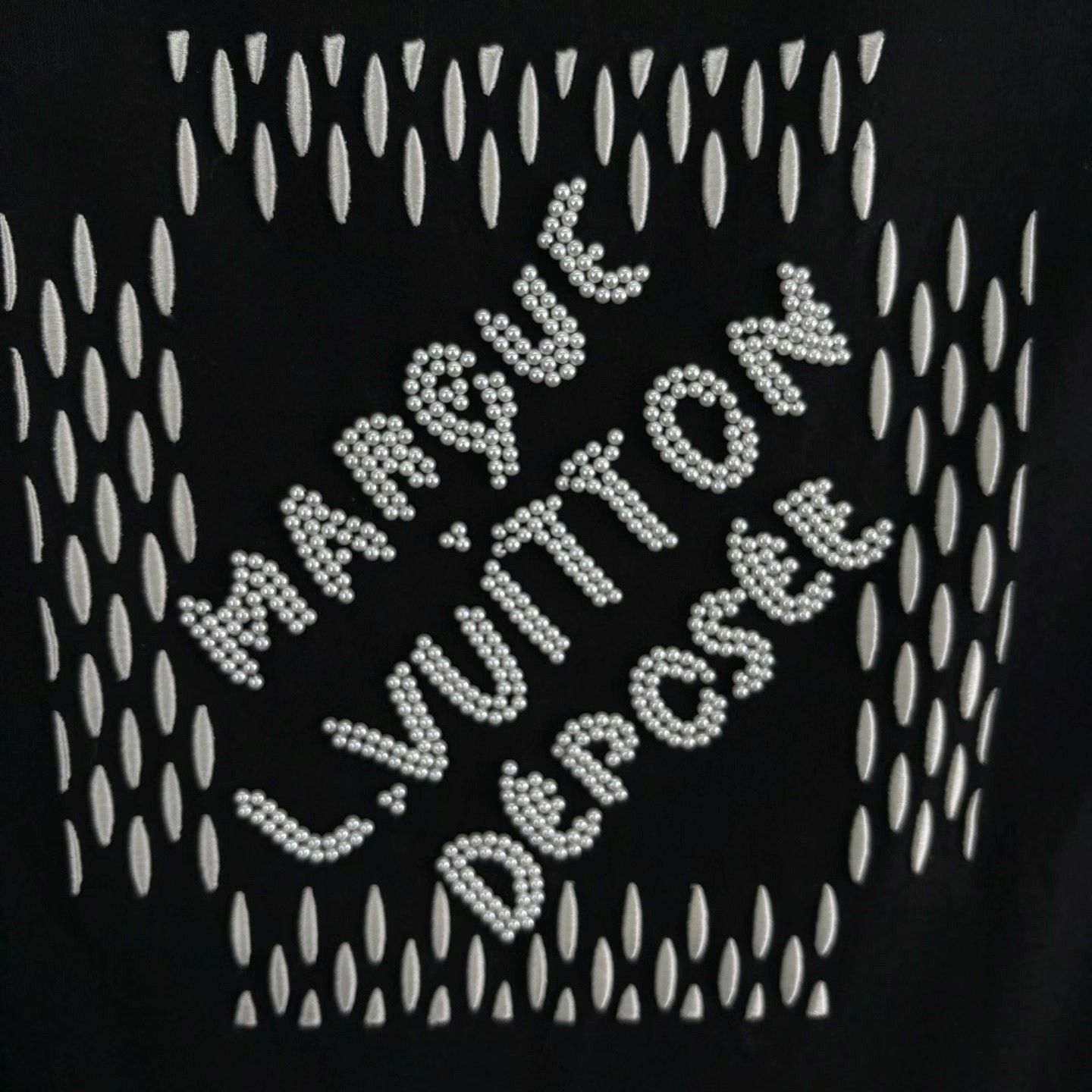 Pharrell LV Black Logo Short-Sleeve T-Shirt Size US M / EU 48-50 / 2 - 4 Thumbnail