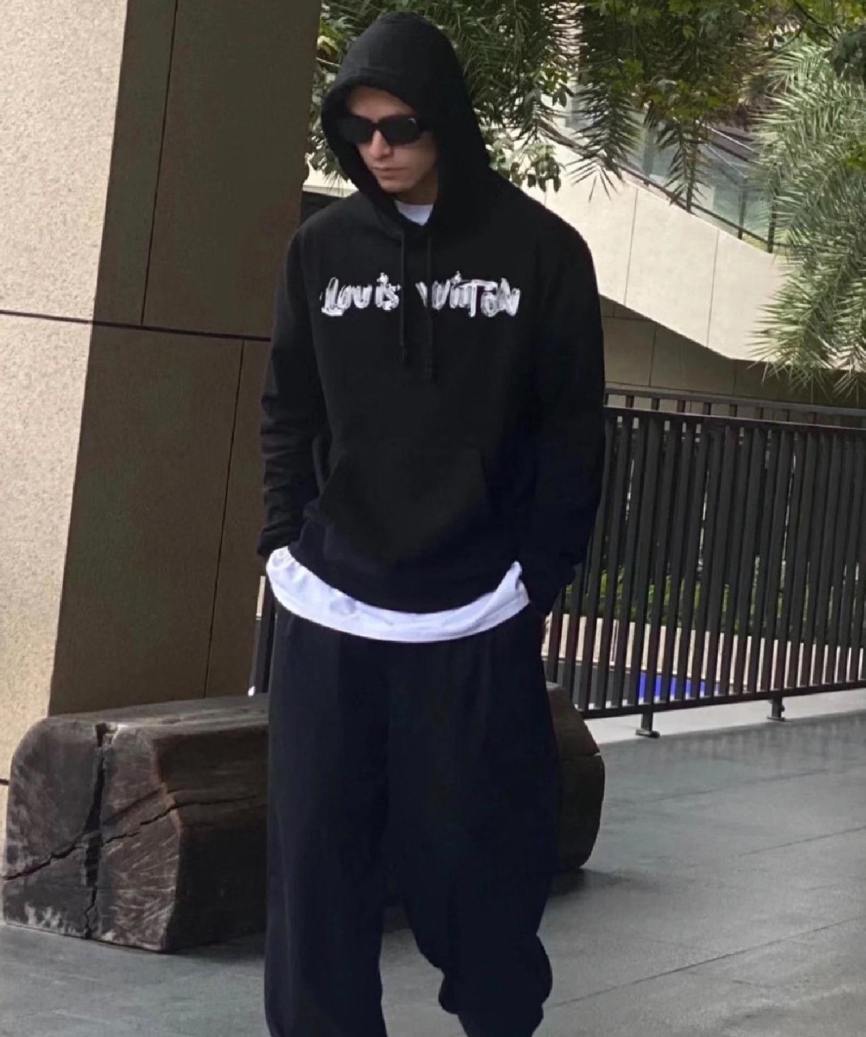 Louis Vuitton Louis Vuitton Graffiti Logo Black Hoodie Size US XXL / EU 58 / 5 - 6 Thumbnail