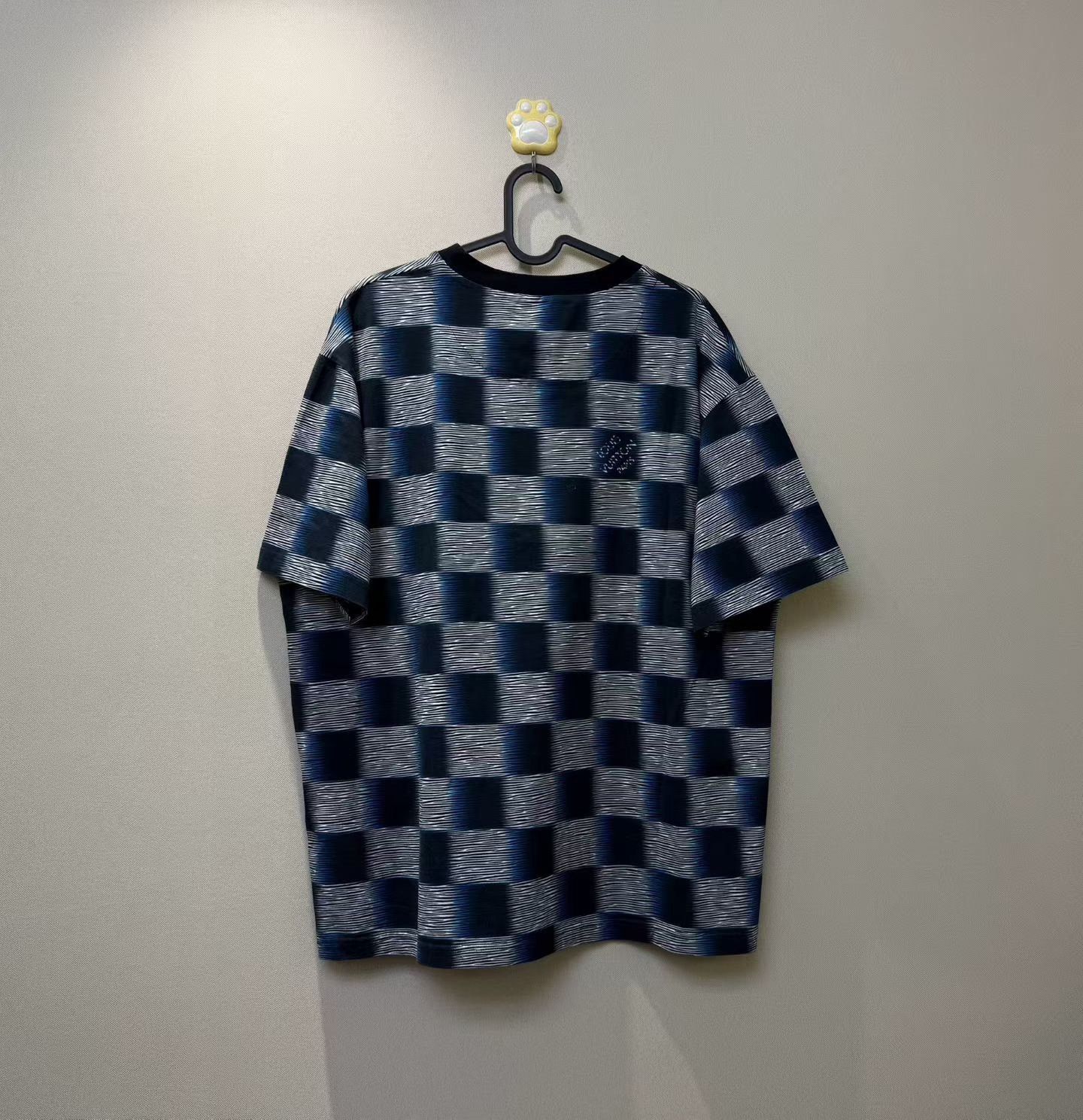 Louis Vuitton Louis Vuitton Black Blue Checker Logo Tee XL Size US XL / EU 56 / 4 - 4 Thumbnail