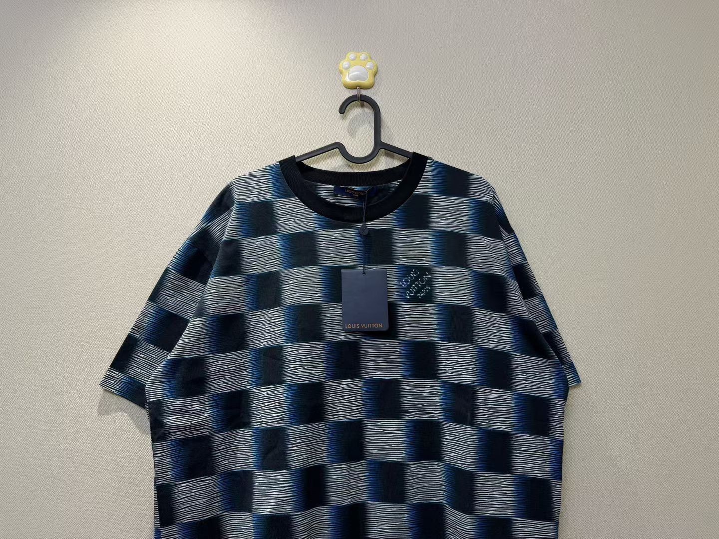 Louis Vuitton Louis Vuitton Black Blue Checker Logo Tee XL Size US XL / EU 56 / 4 - 2 Thumbnail