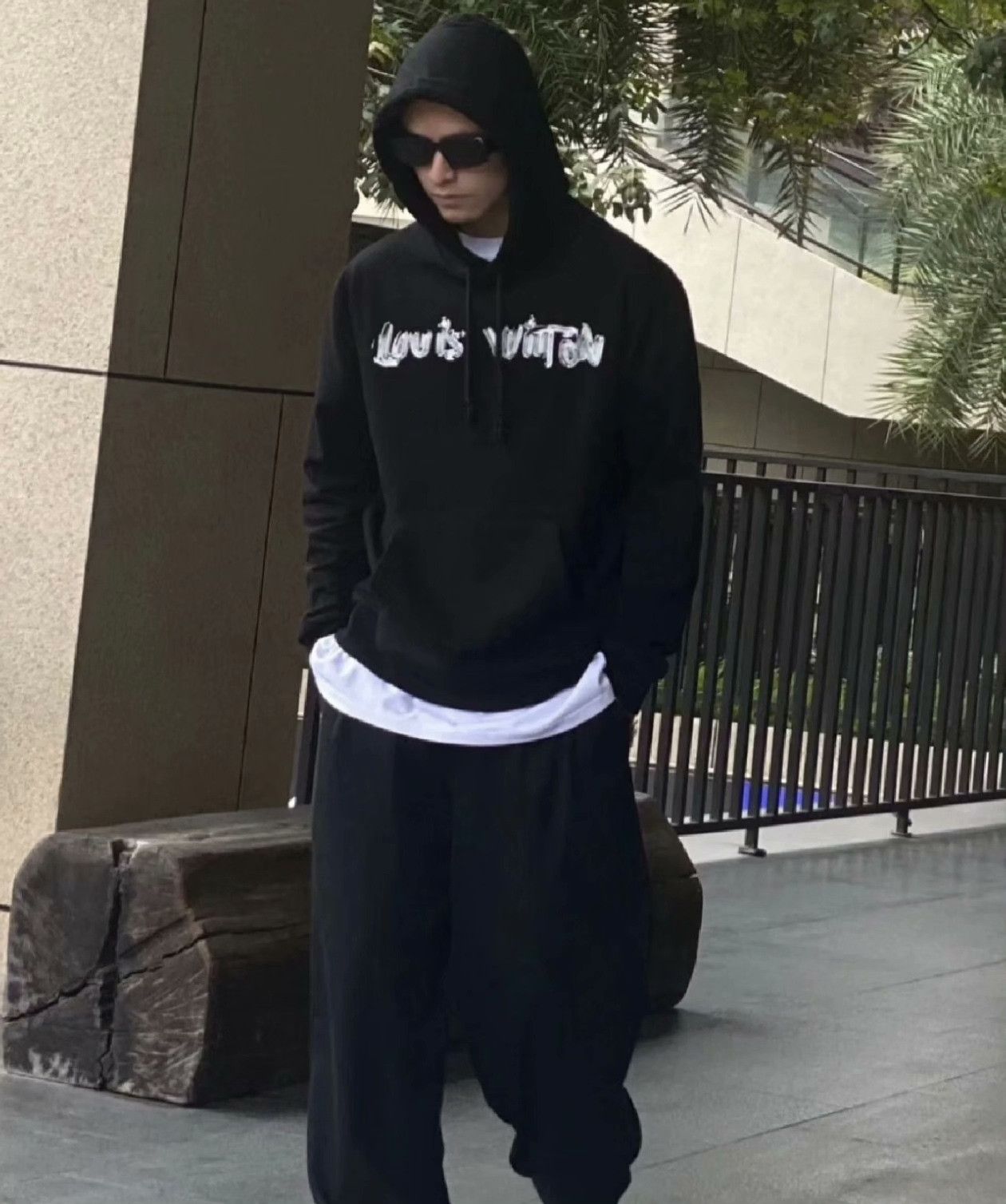 Louis Vuitton Louis Vuitton Graffiti Logo Black Hoodie Size US XXL / EU 58 / 5 - 6 Thumbnail