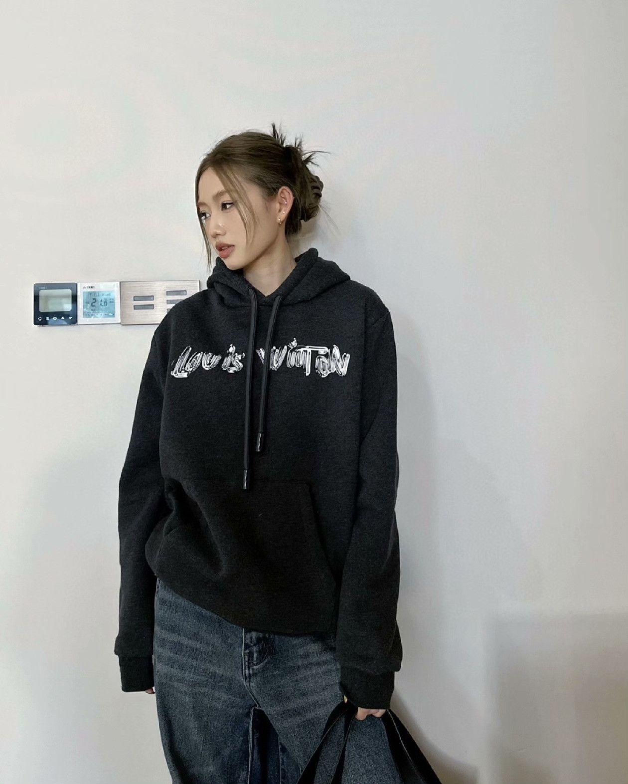Louis Vuitton Louis Vuitton Graffiti Logo Black Hoodie Size US XXL / EU 58 / 5 - 5 Thumbnail