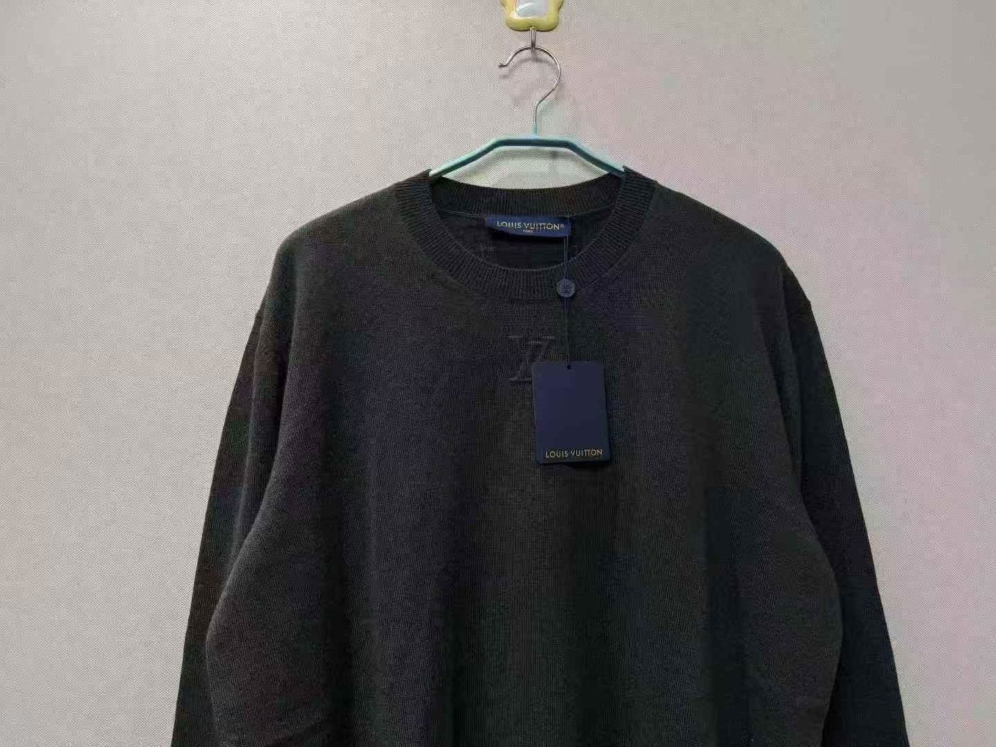 Louis Vuitton Louis Vuitton Embossed Logo Sweater 4L Size US XL / EU 56 / 4 - 2 Thumbnail