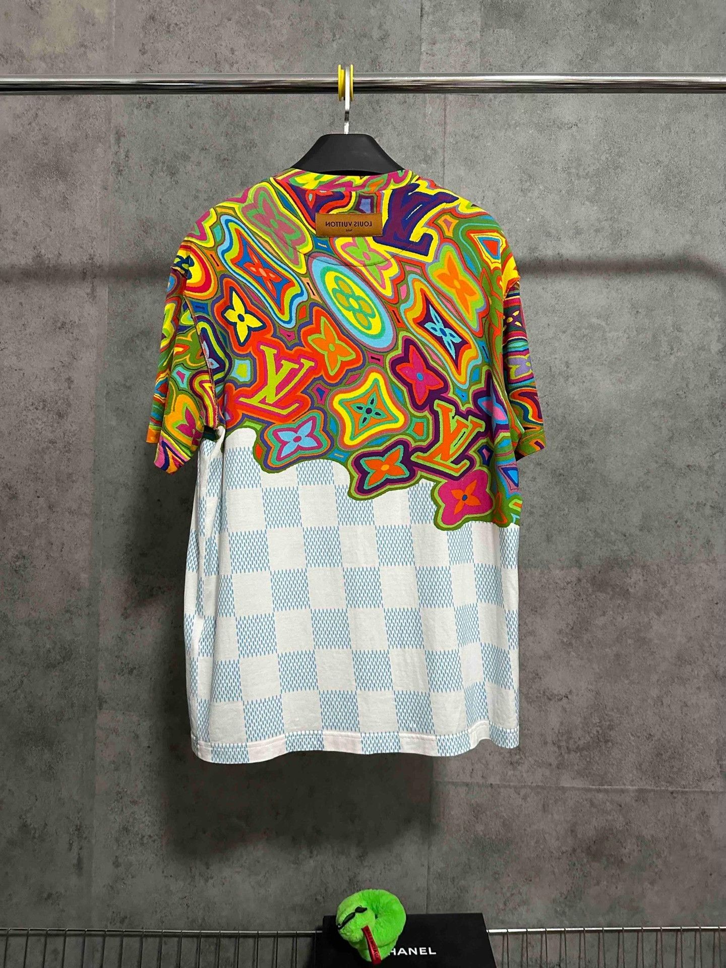 Louis Vuitton Louis Vuitton Colorful Dissolved Logo Checkered T-shirt Size US XL / EU 56 / 4 - 4 Thumbnail