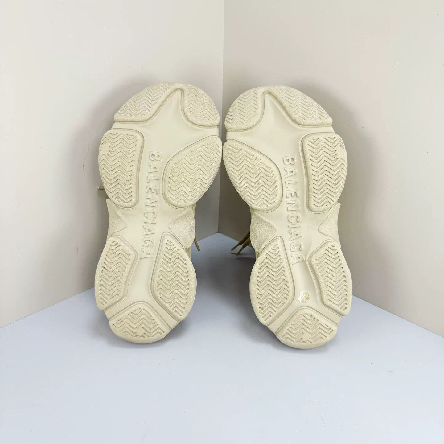Balenciaga Balenciaga Triples Chunky Sneakers Size US 5 / IT 35 - 5 Thumbnail