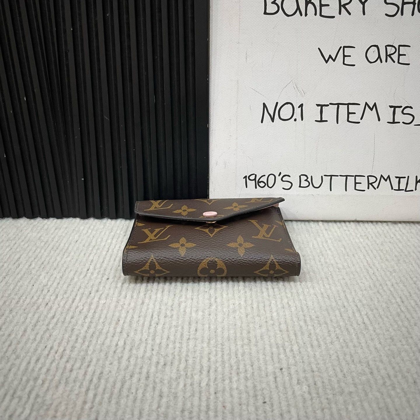 Louis Vuitton LV Monogram Pink Detail Compact Wallet Size ONE SIZE - 3 Thumbnail