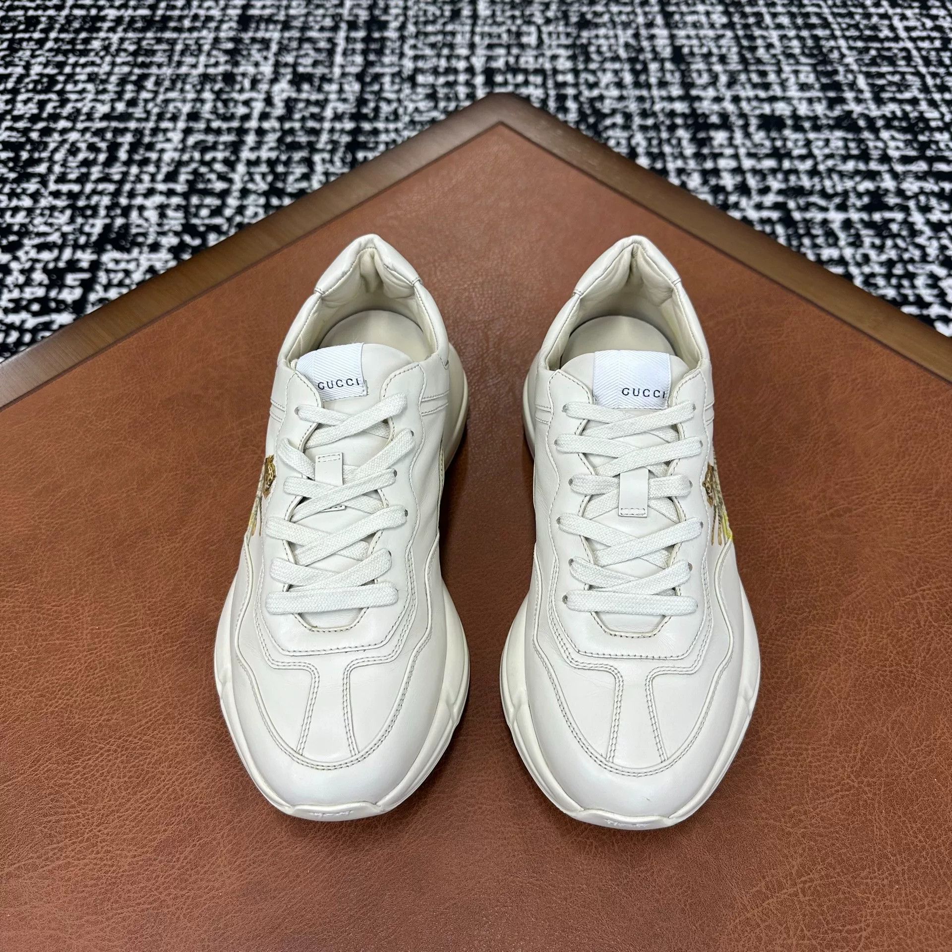 Gucci Gucci Tiger Printed Lowtop Sneakers 8 Men Size US 8 / EU 41 - 2 Thumbnail