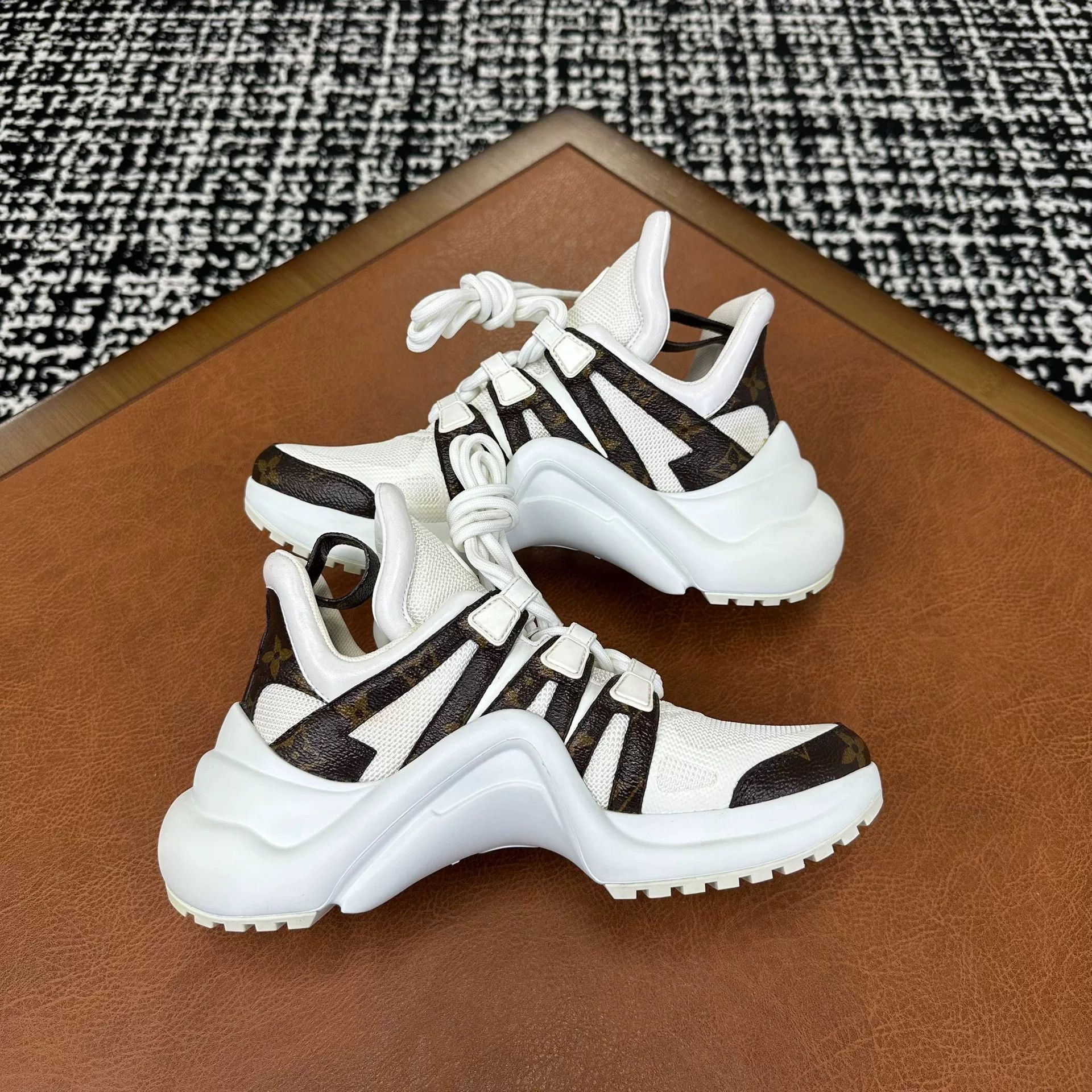 Louis Vuitton Louis Vuitton Lowtop Sneakers it_35-5 Women Size US 5.5 / IT 35.5 - 6 Thumbnail