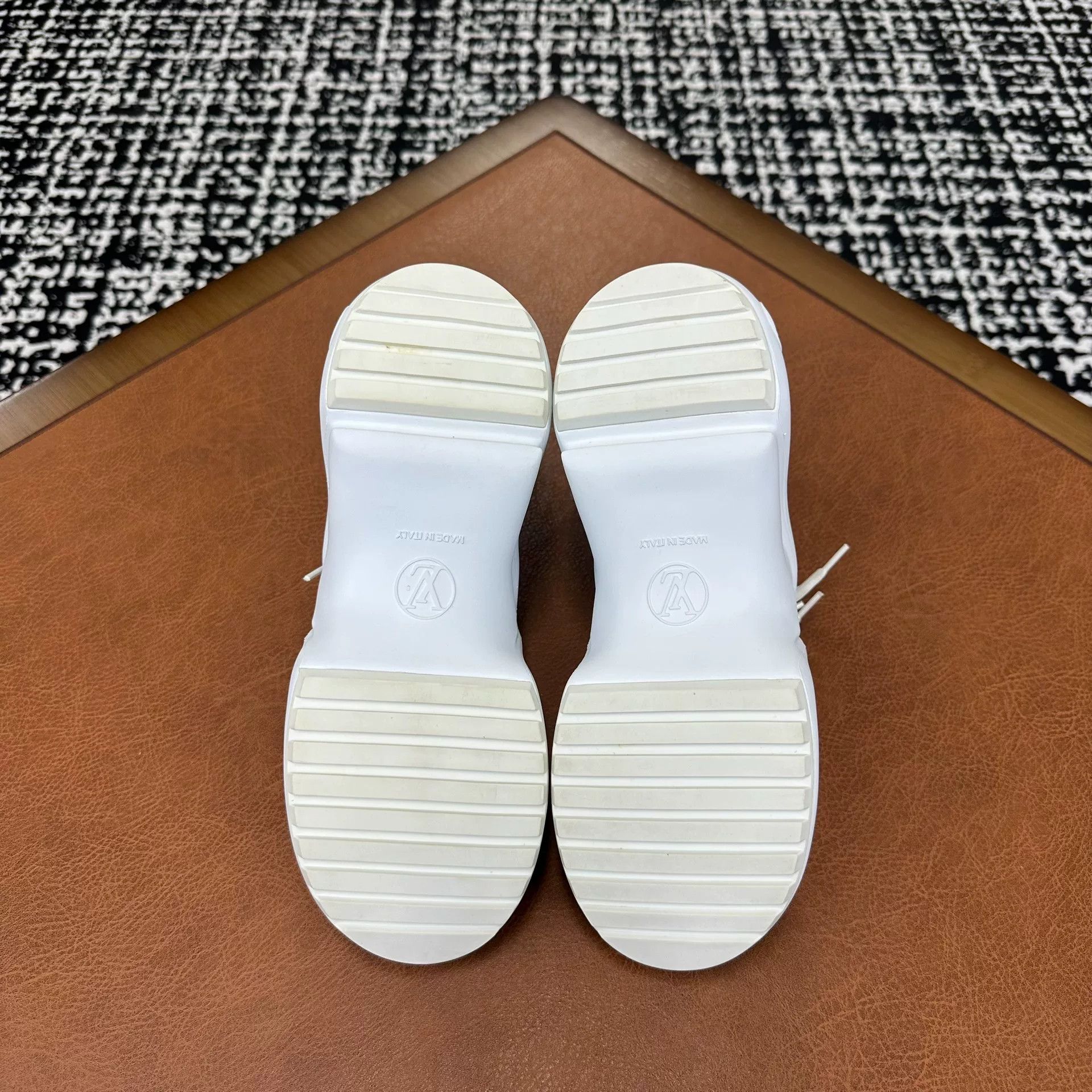 Louis Vuitton Louis Vuitton Lowtop Sneakers it_35-5 Women Size US 5.5 / IT 35.5 - 8 Thumbnail