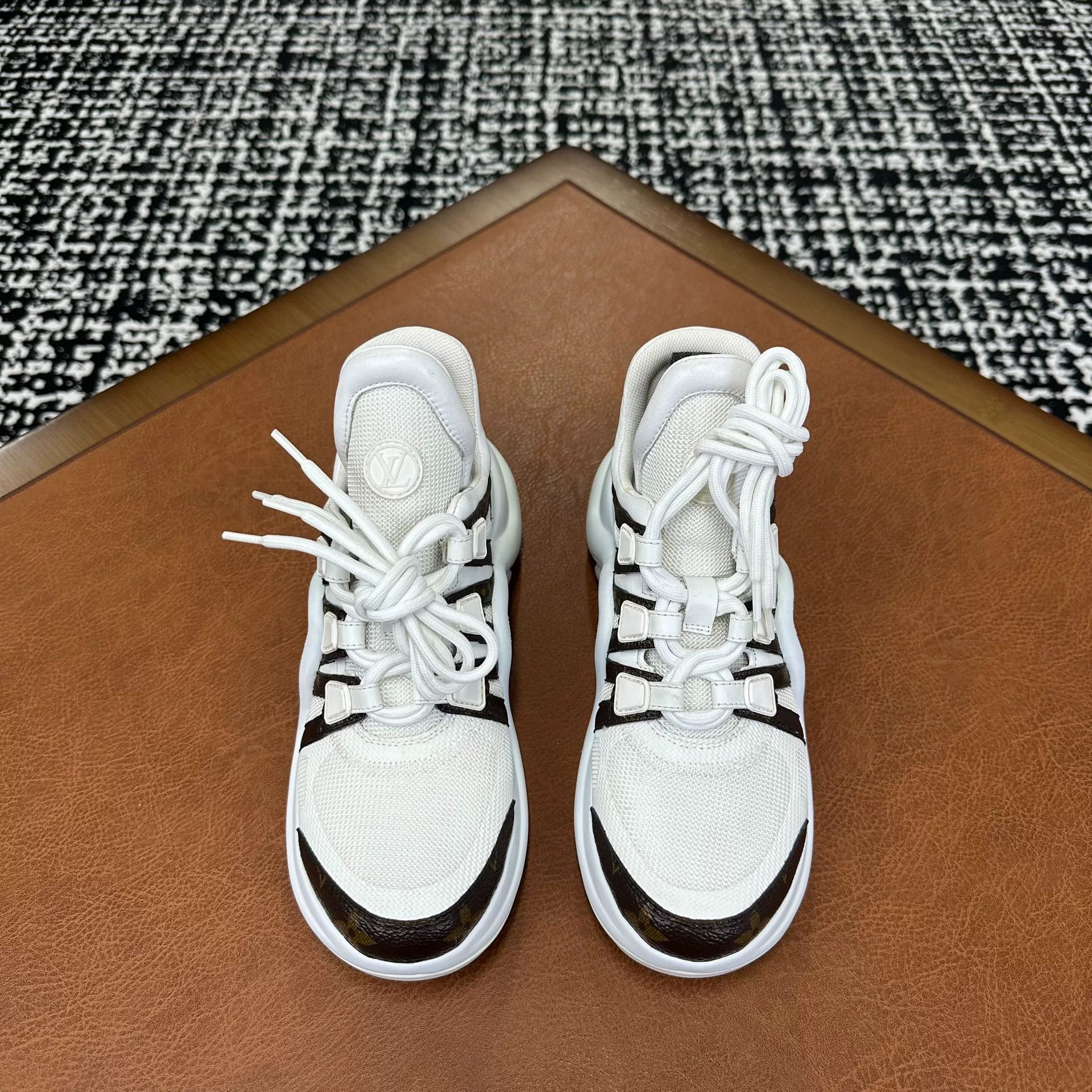 Louis Vuitton Louis Vuitton Lowtop Sneakers it_35-5 Women Size US 5.5 / IT 35.5 - 2 Thumbnail