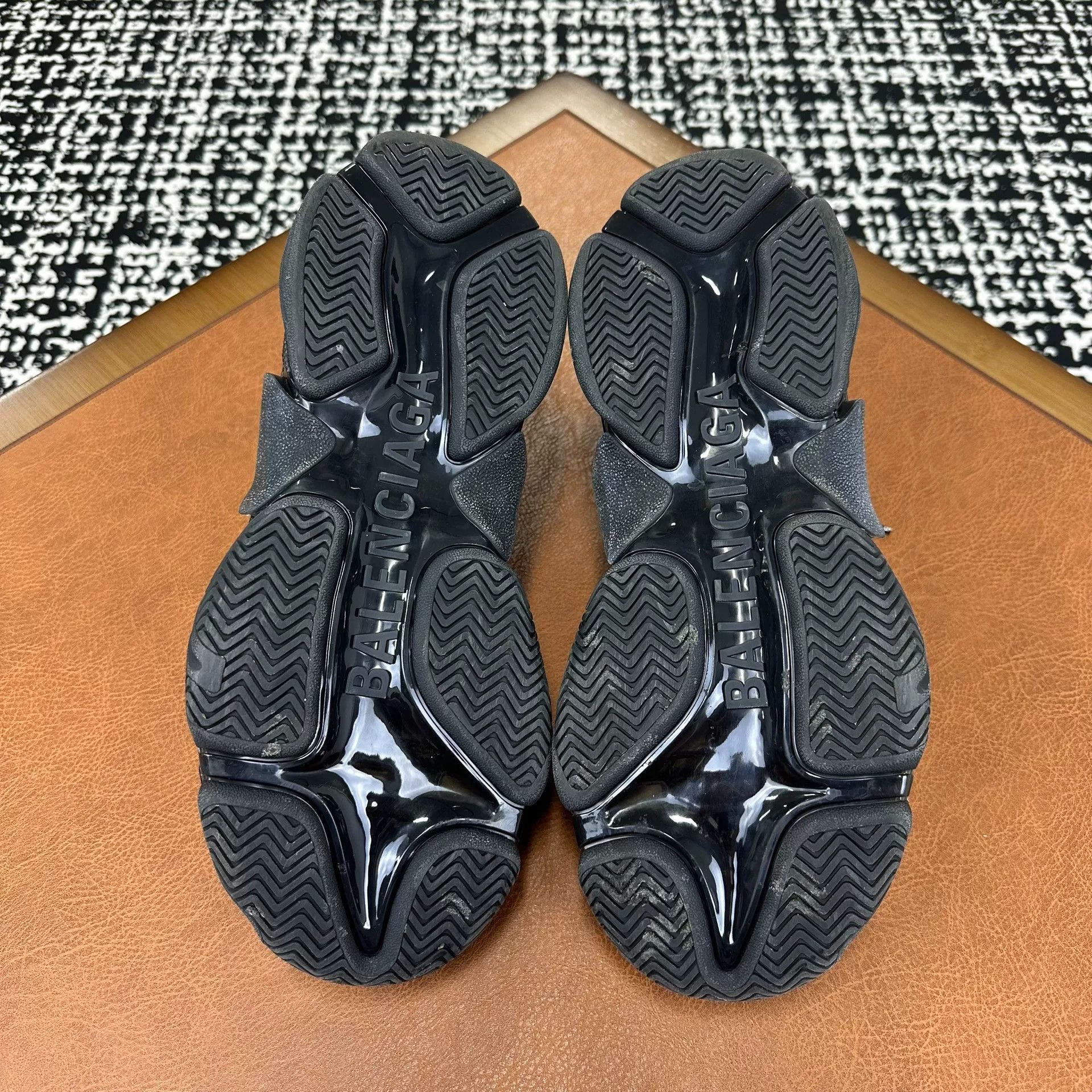 Balenciaga Balenciaga Distressed Lowtop Sneakers 11 Men Size US 11 / EU 44 - 8 Thumbnail