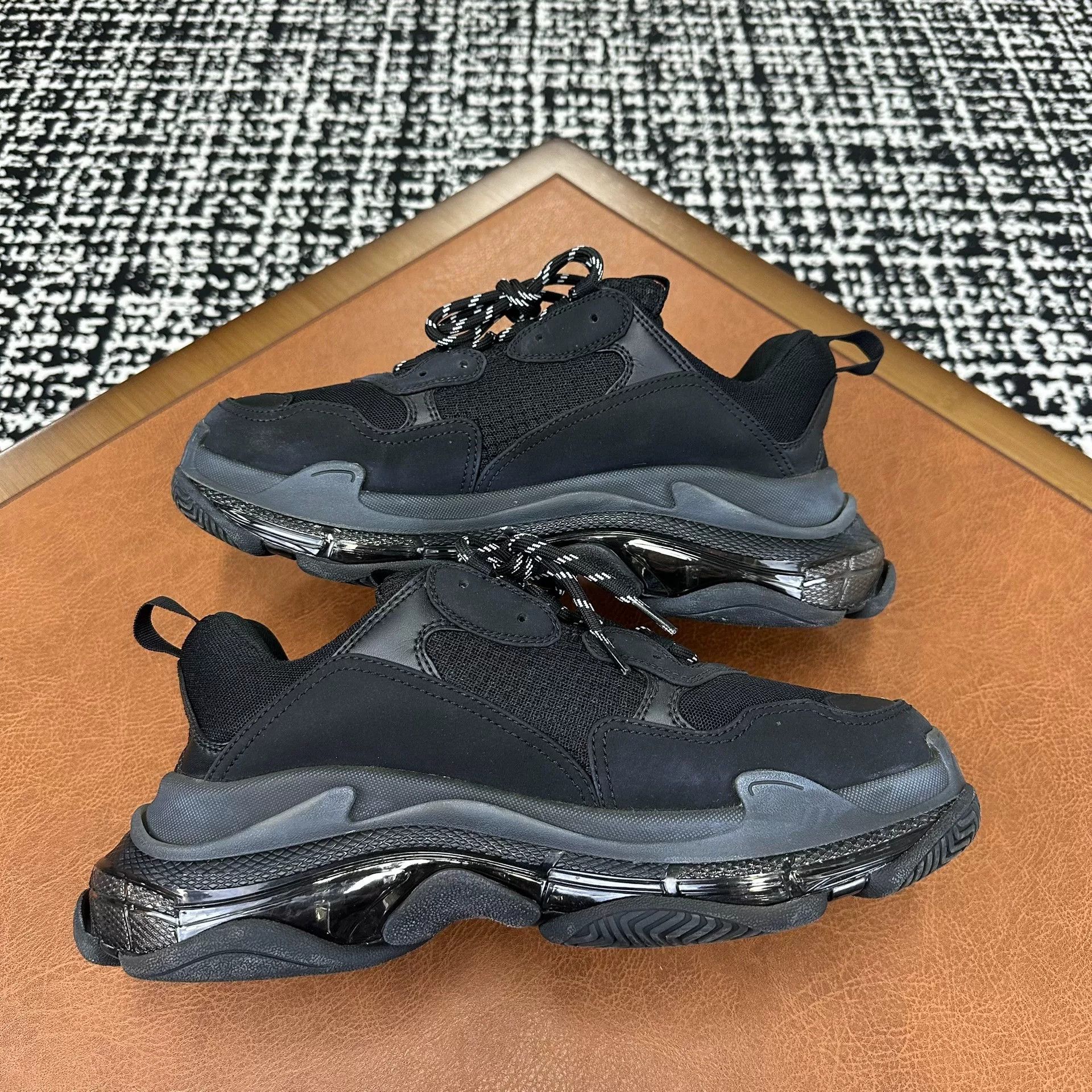 Balenciaga Balenciaga Distressed Lowtop Sneakers 11 Men Size US 11 / EU 44 - 7 Thumbnail