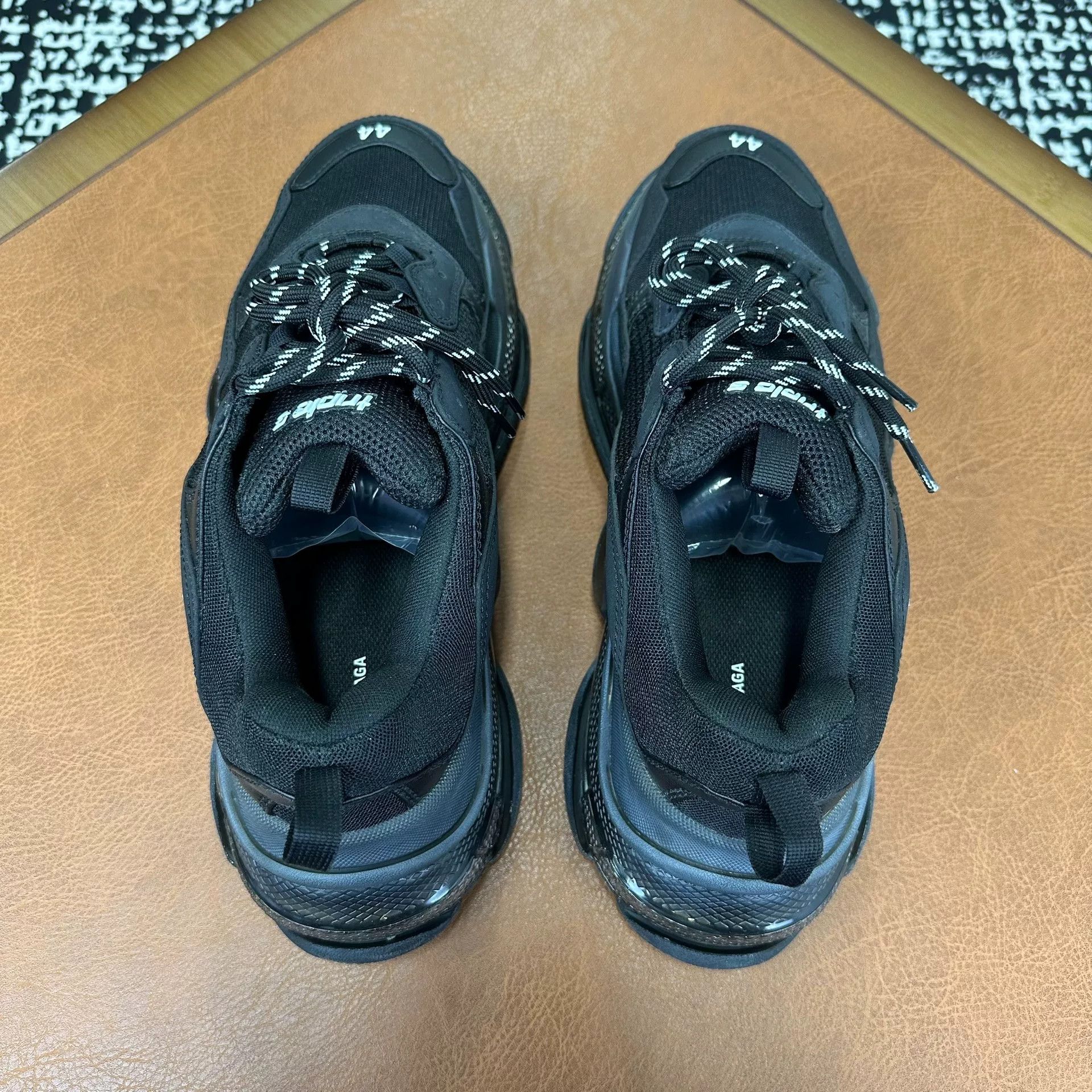 Balenciaga Balenciaga Distressed Lowtop Sneakers 11 Men Size US 11 / EU 44 - 5 Thumbnail